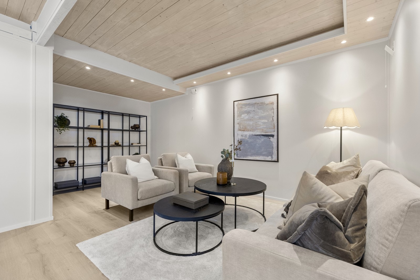 Boligen har fint og nytt laminatgulv, glatte veggplater og downlights i taket. Galleribilde