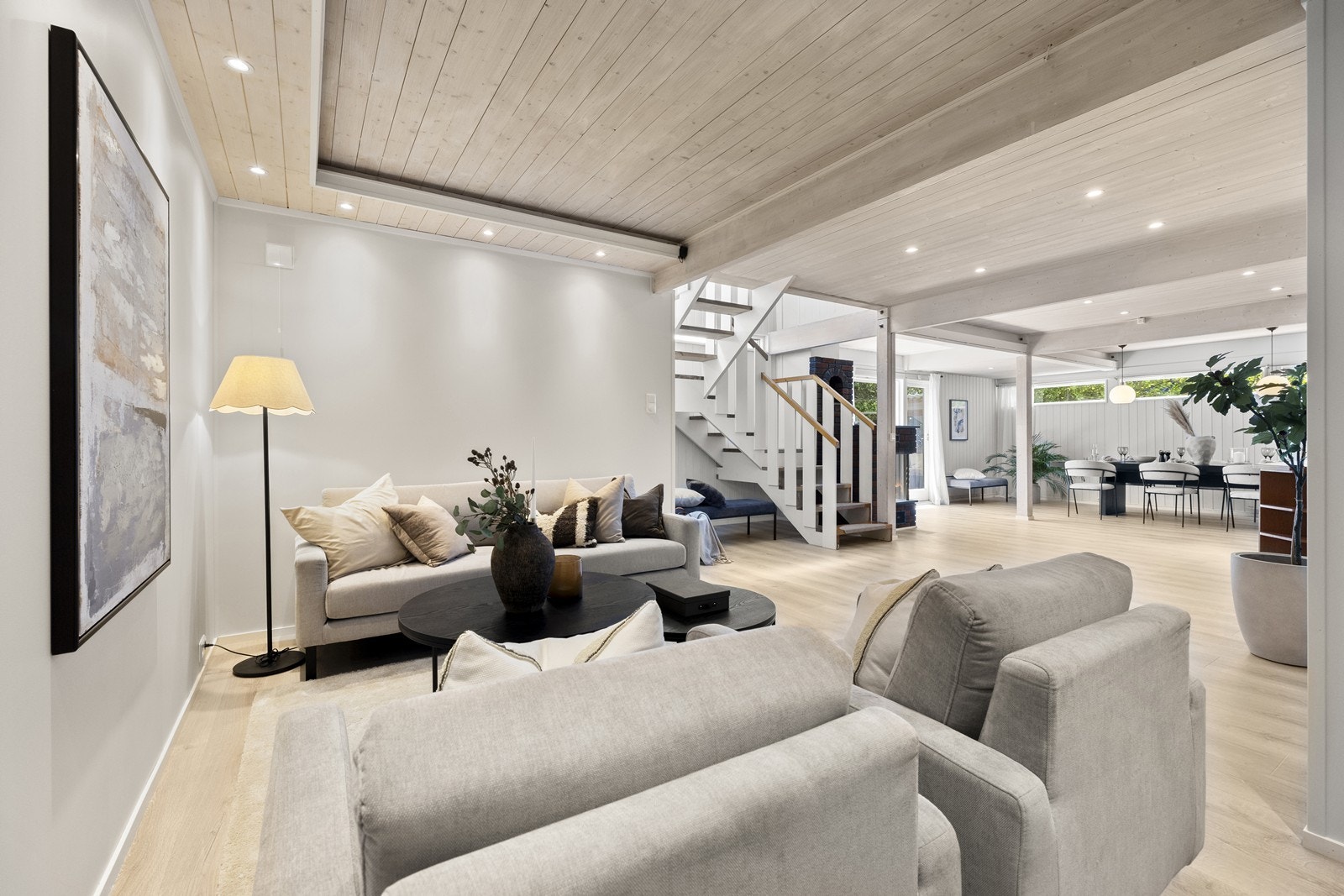 Stuen er veldig stor og har god plass til stor spisestue og sofastue. Galleribilde