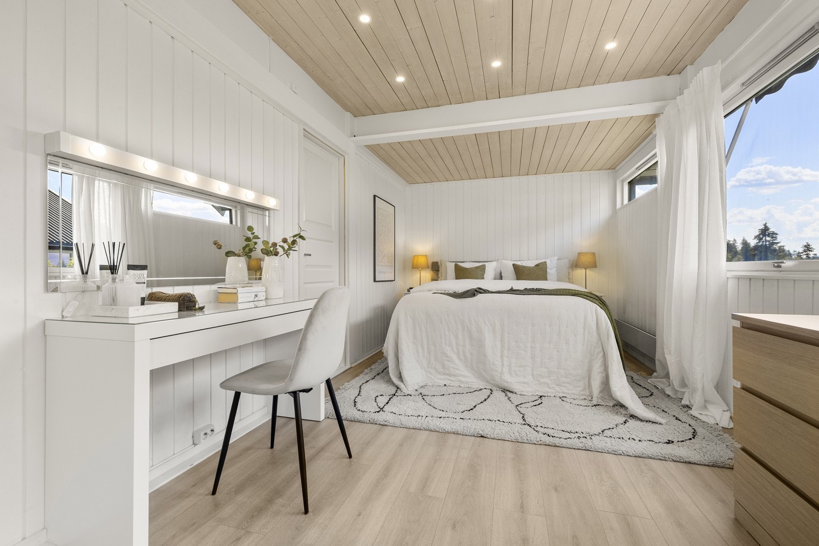 Dette soverommet er fra originalt to soverom og kan lett gjøres om til det igjen da det allerede har 4 vinduer og 2 inngangsdører Galleribilde