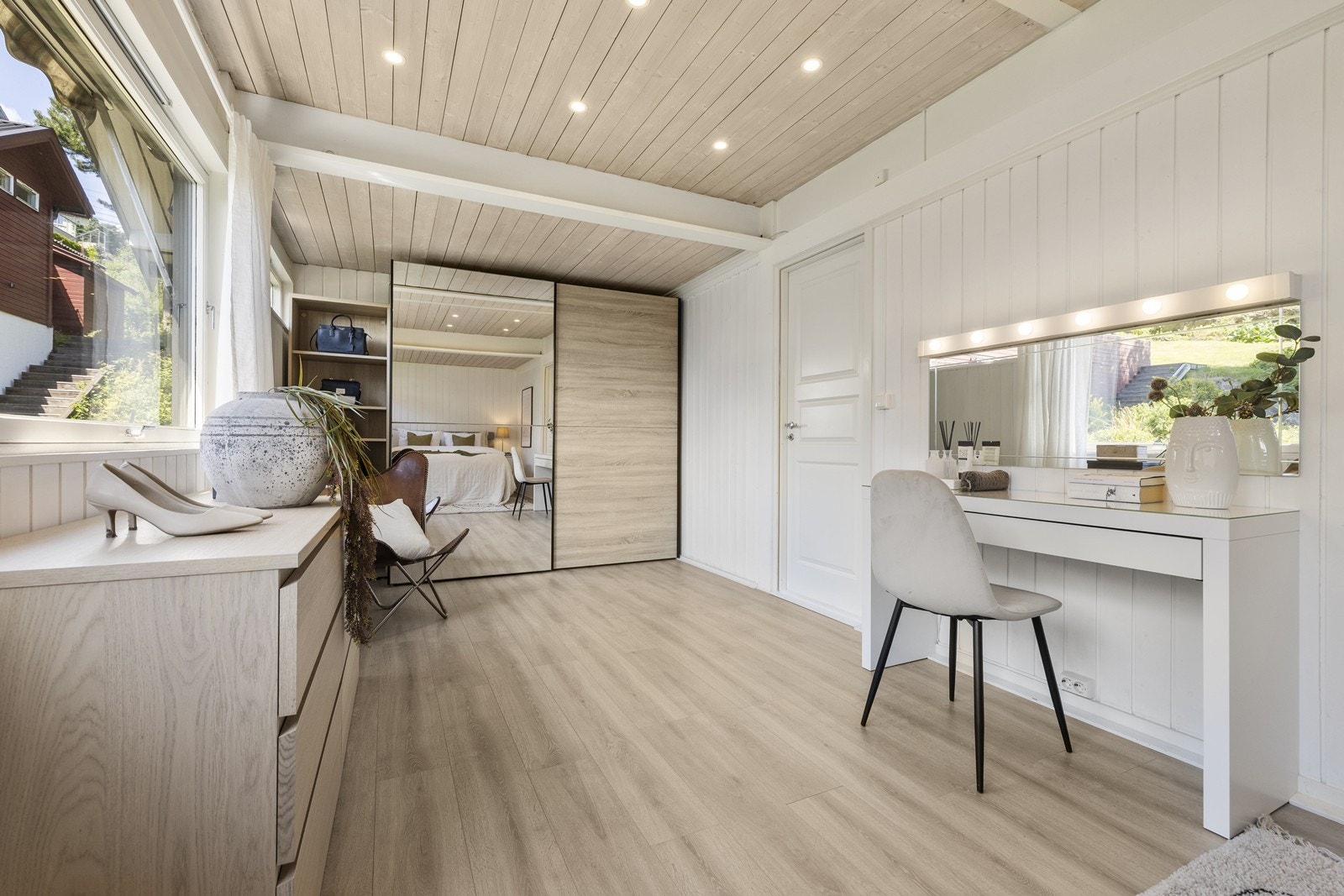 Romslig soverom med god plass til stor seng, garderobe, pult og kommode. Galleribilde