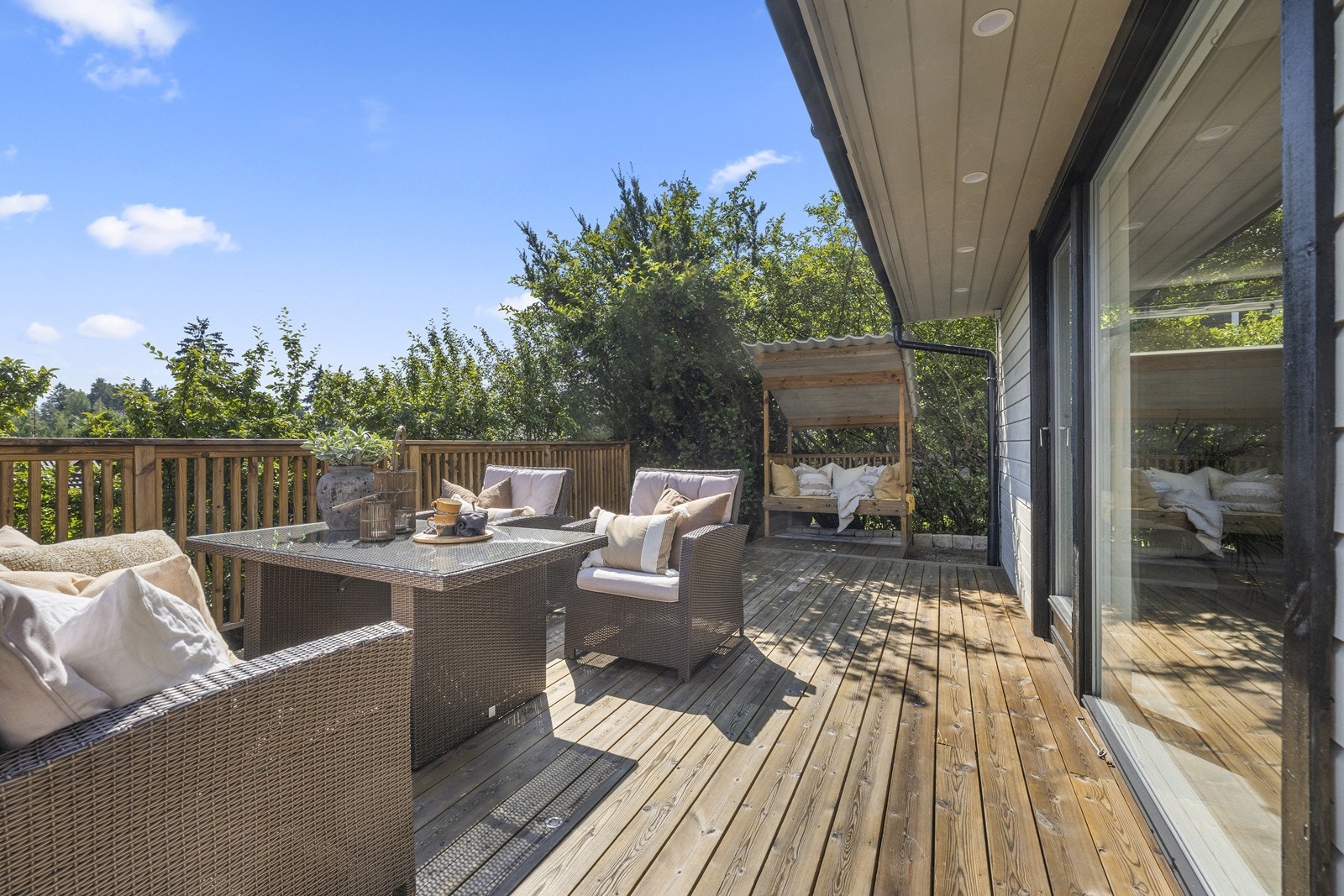 Boligen har to uteplasser, en i underetasjen og en i første etasje. Galleribilde