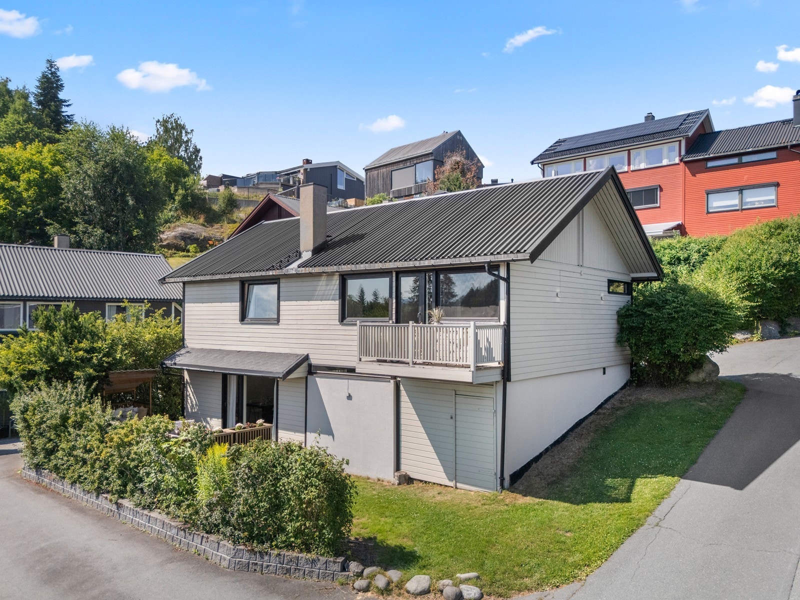 Husets uteplasser har rikelig med sol. Galleribilde