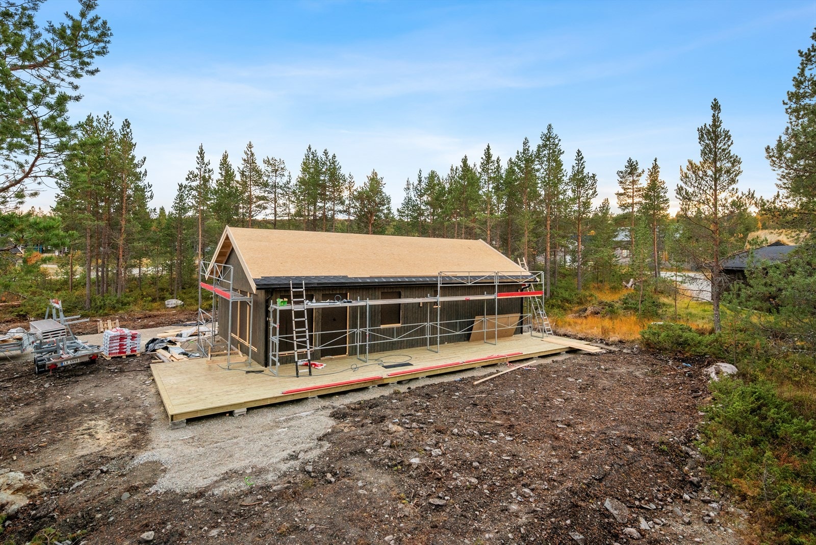 Hytta byr på en stor markterrasse, der solgangen kan følges. Galleribilde