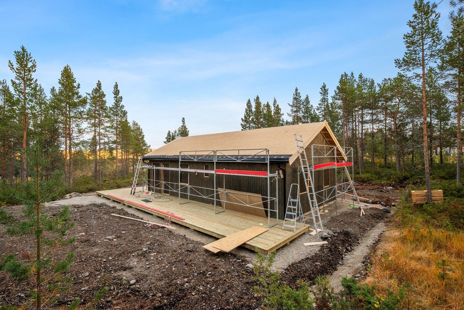 Byggingen av hytta er godt underveis, og det vil være mulig å ta over eiendommen til jula 2025 hvis du ønsker. Galleribilde