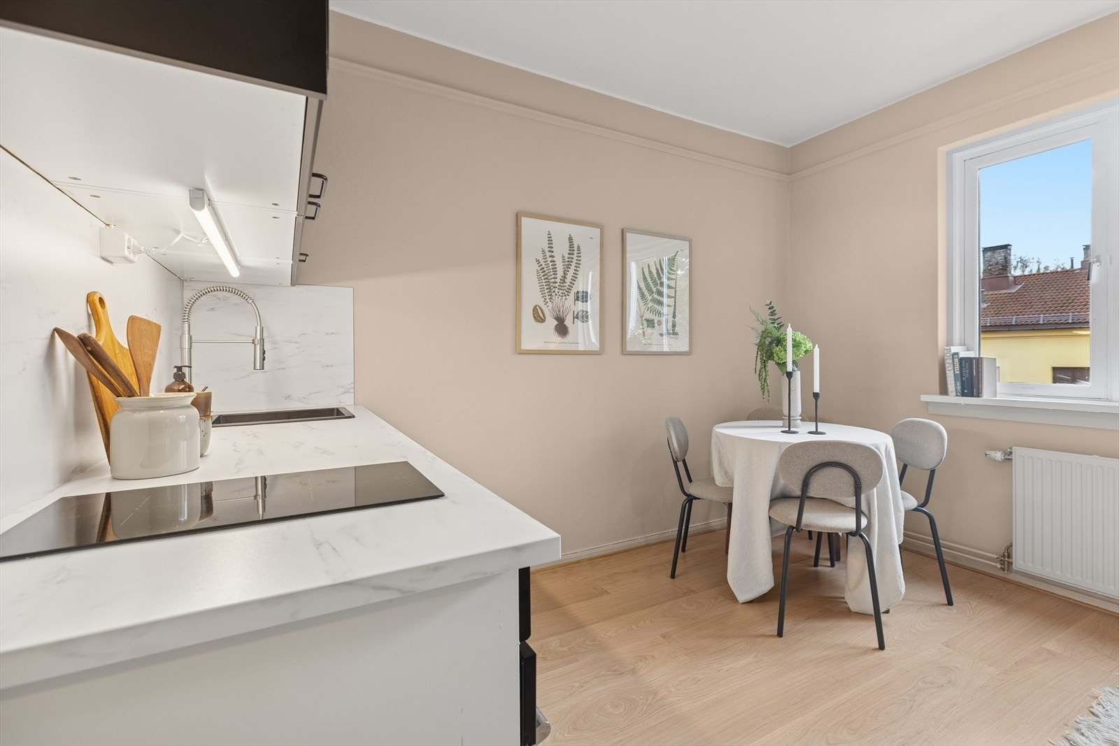 Leiligheten har et gjennomført og dempet fargevalg som skaper en lun og innbydende atmosfære - perfekt for avslapning og trivsel i hverdagen. Galleribilde