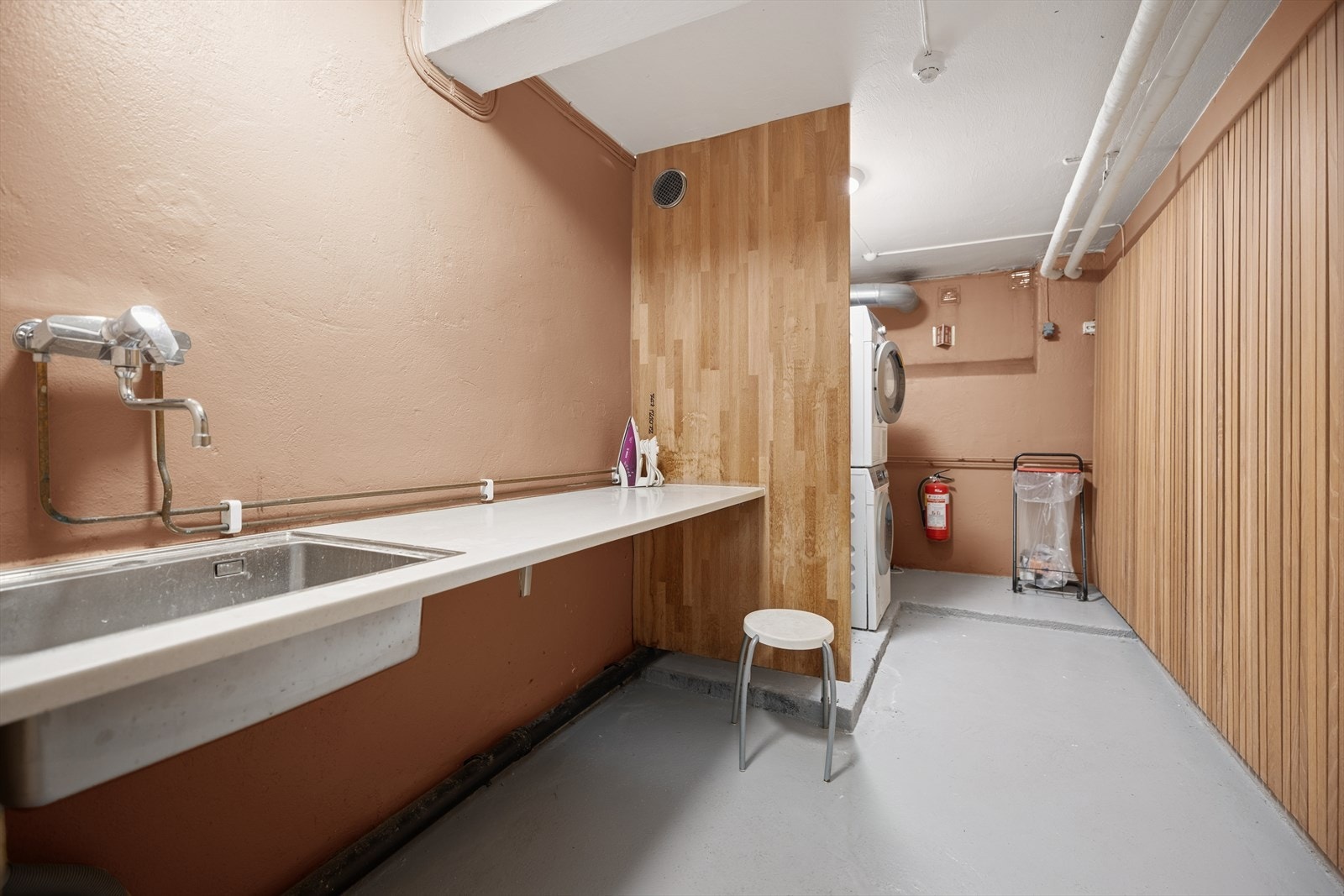 Fellesvaskeri med tørketrommel. Booking av vasketid online. Galleribilde