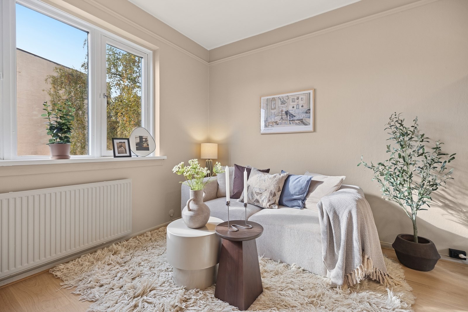 Leiligheten er nymalt i 2025 i lyse farger som skaper en lun og behagelig atmosfære. Galleribilde