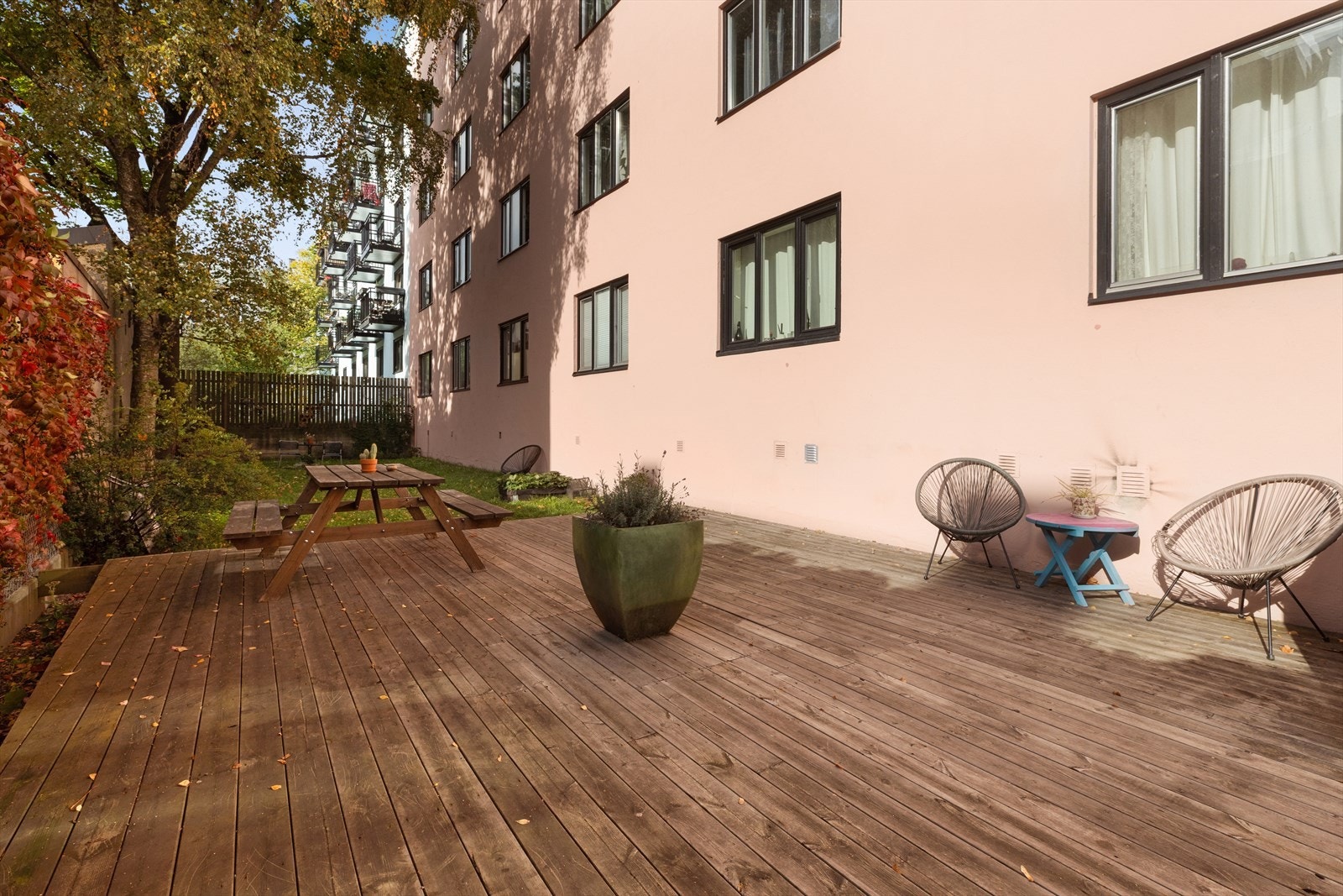 Koselig bakgård med sittegrupper, hvor man kan ha hyggelig selskaper med venner, familie eller naboer. Galleribilde