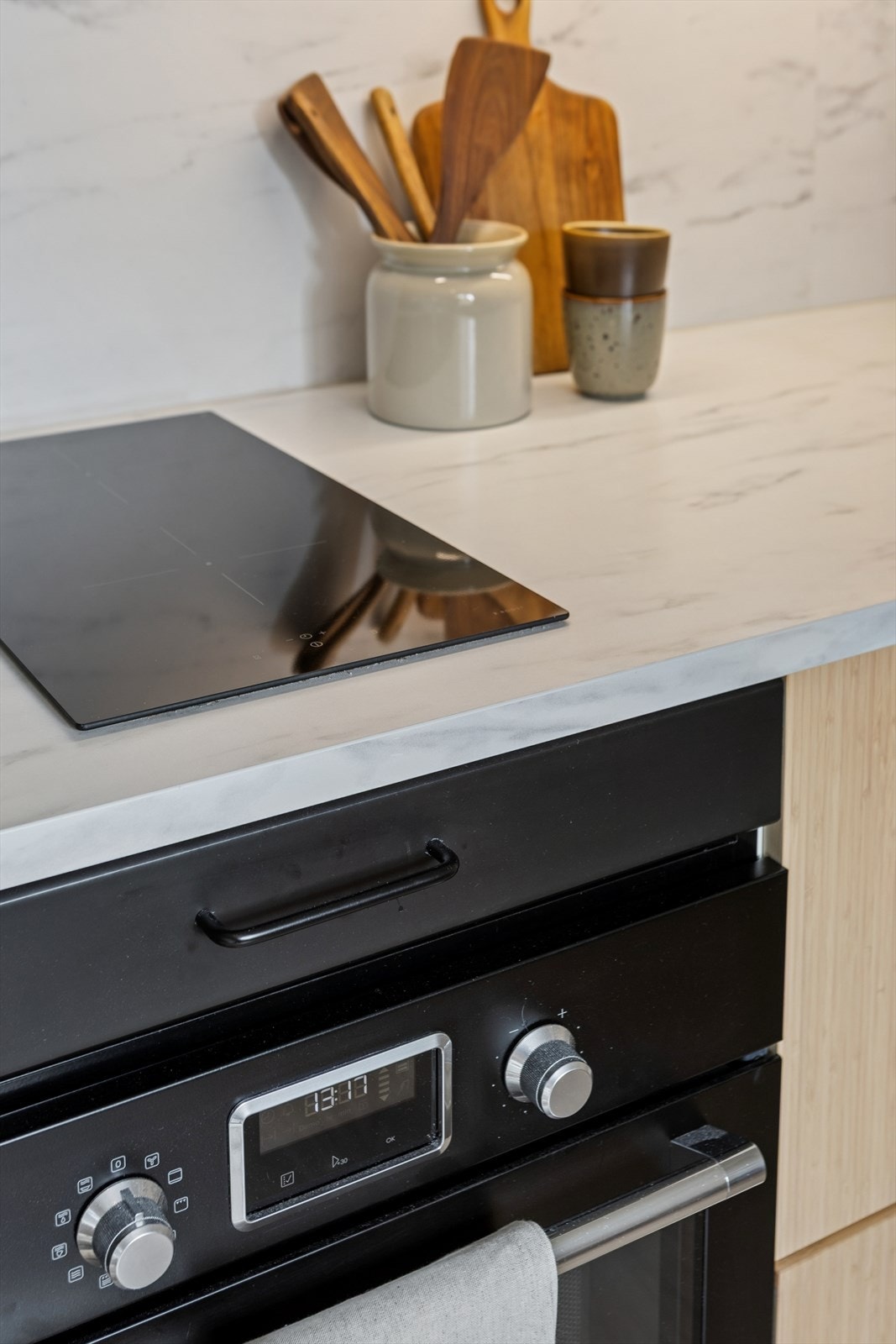 Integrert koketopp og stekeovn med mikrobølgefunksjon, samt frittstående kjøl-/frysesk Galleribilde