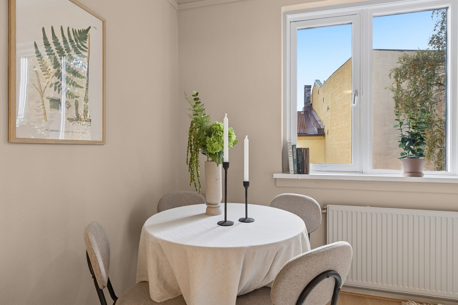 Leiligheten er oppvarmet med sentralvarmeanlegg m/radiator. Galleribilde