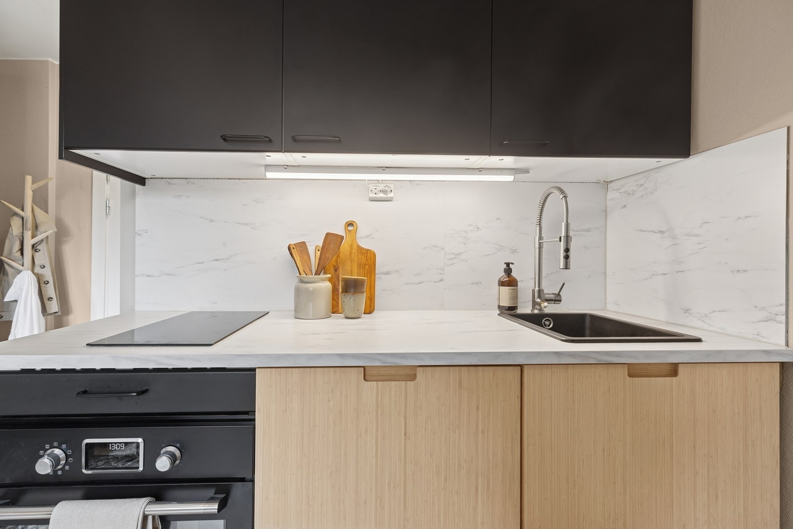 Kjøkkenet har mye skapplass i over og underskap hvor man får plass til det meste av utstyr. Galleribilde