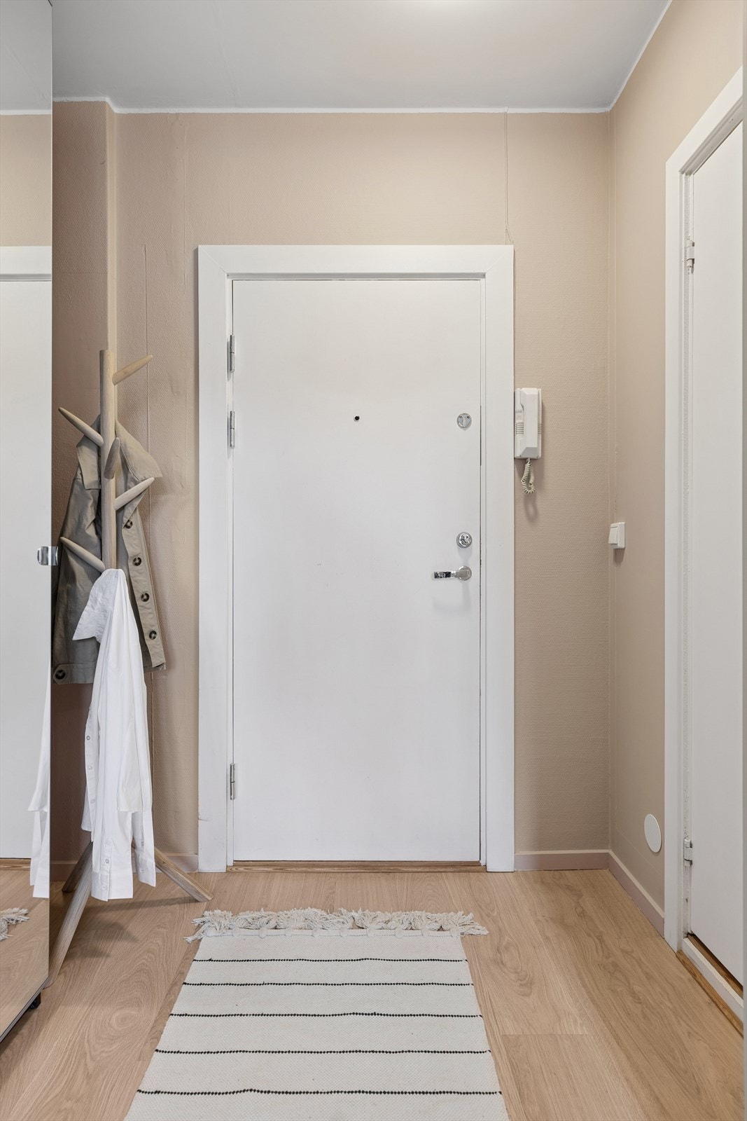 God plass til ytterklær og sko i garderobeskap med speilfronter. Callinganlegg med døråpner. Galleribilde