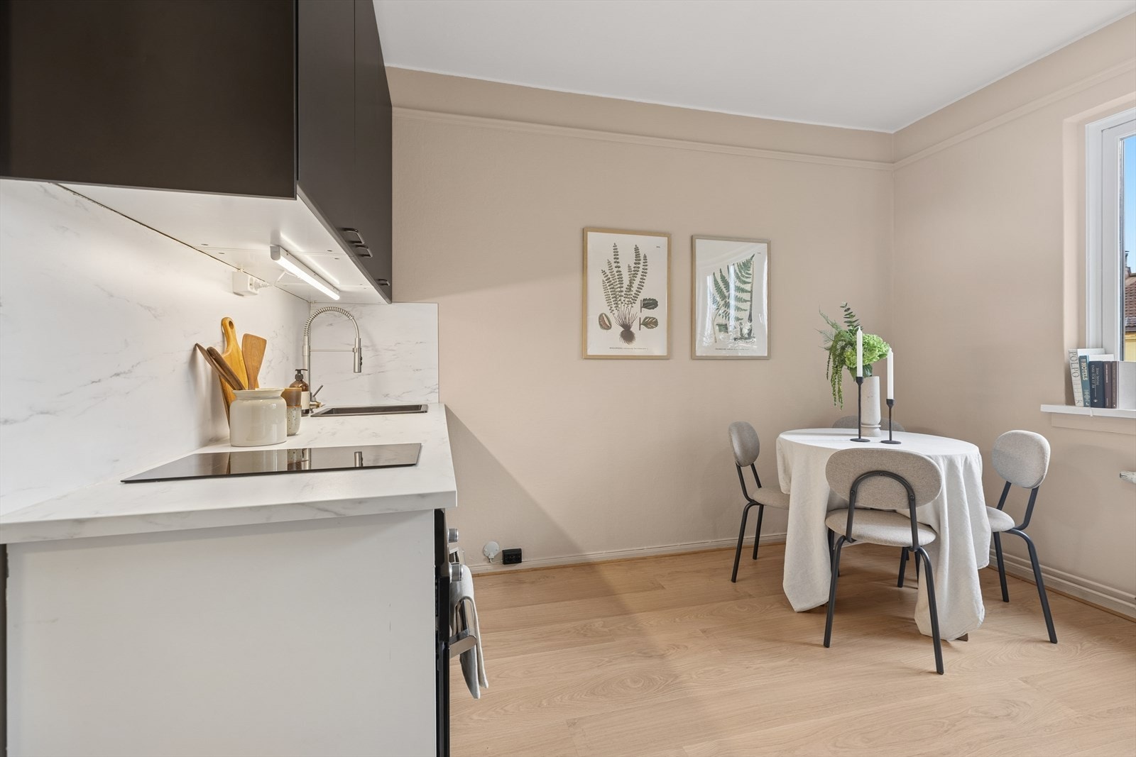 Lys stue med smarte møbleringsmuligheter - skaper en god romfølelse på få kvadratmeter. Galleribilde