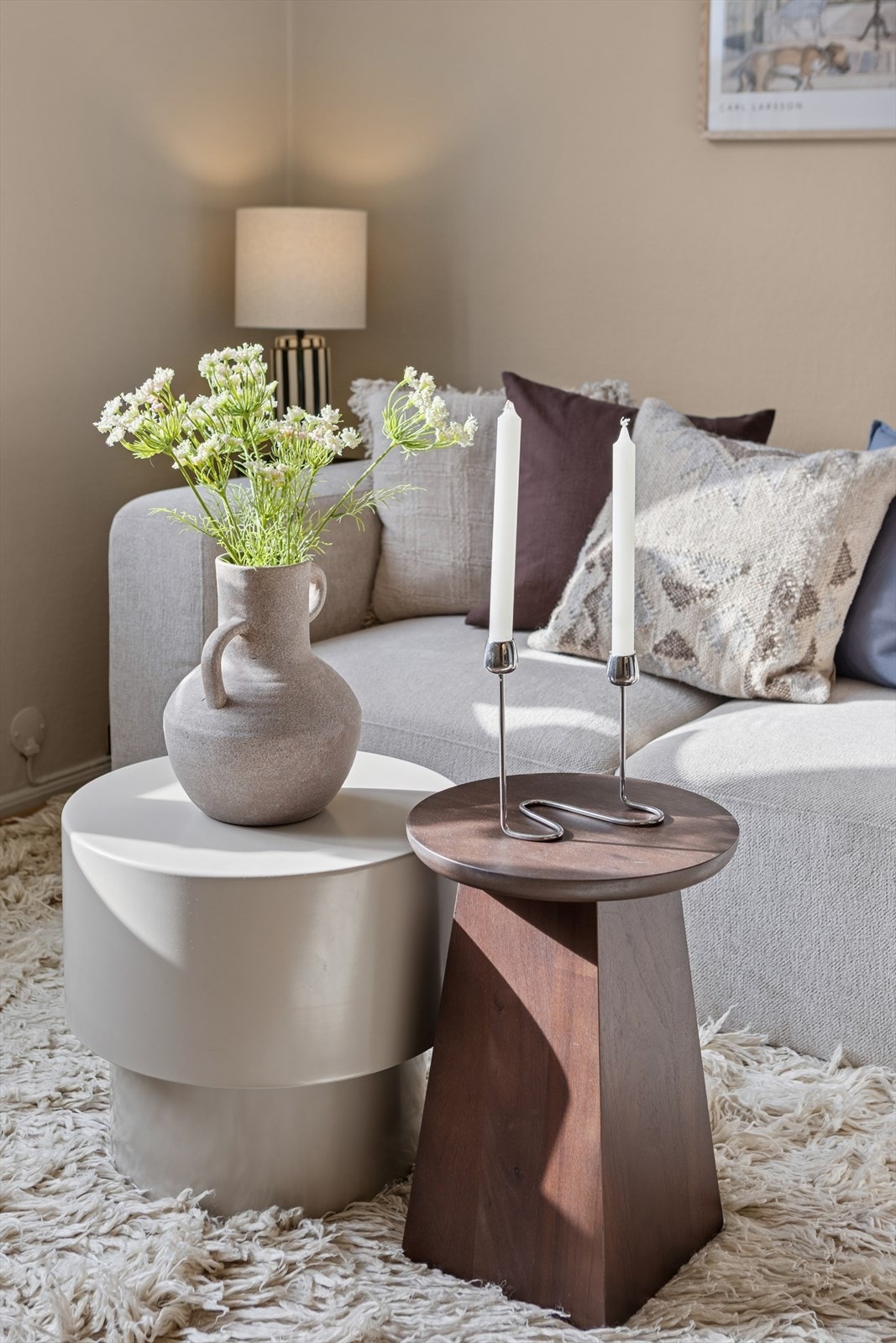 Stuen kan enkelt møbleres med seng, sofa og tv-møblement. Galleribilde