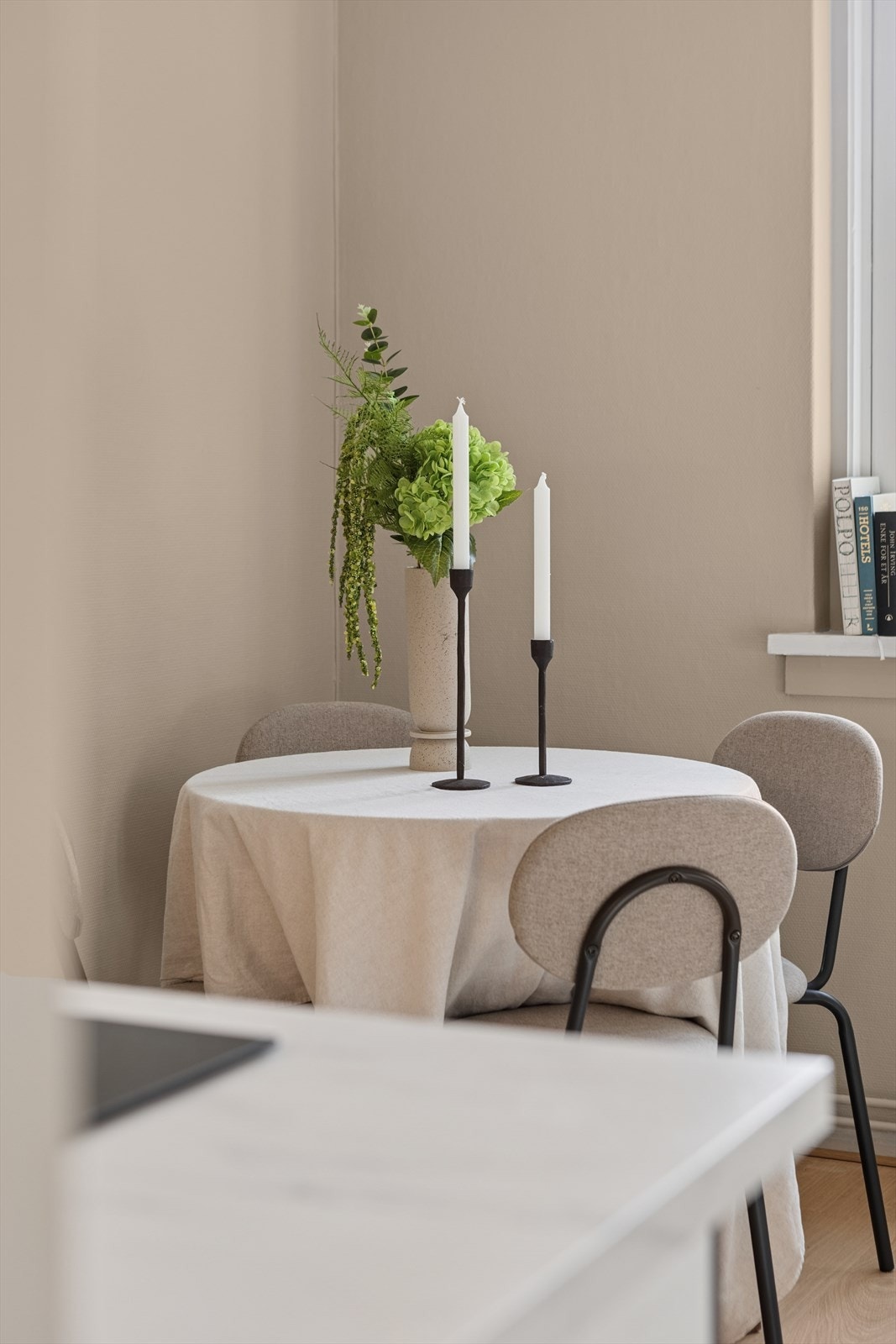 Fra leiligheten er det kort vei til ulike høyskoler i nærområdet. Galleribilde