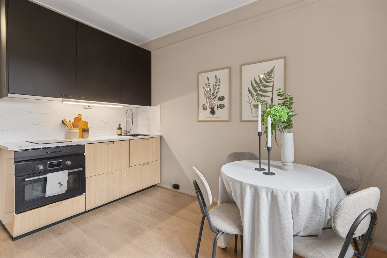 Ikea kjøkkeninnredning med slette finerte/lakkerte fronter, laminat benkeplate m/sprutplate over, enkel kompositt oppvaskkum. Galleribilde