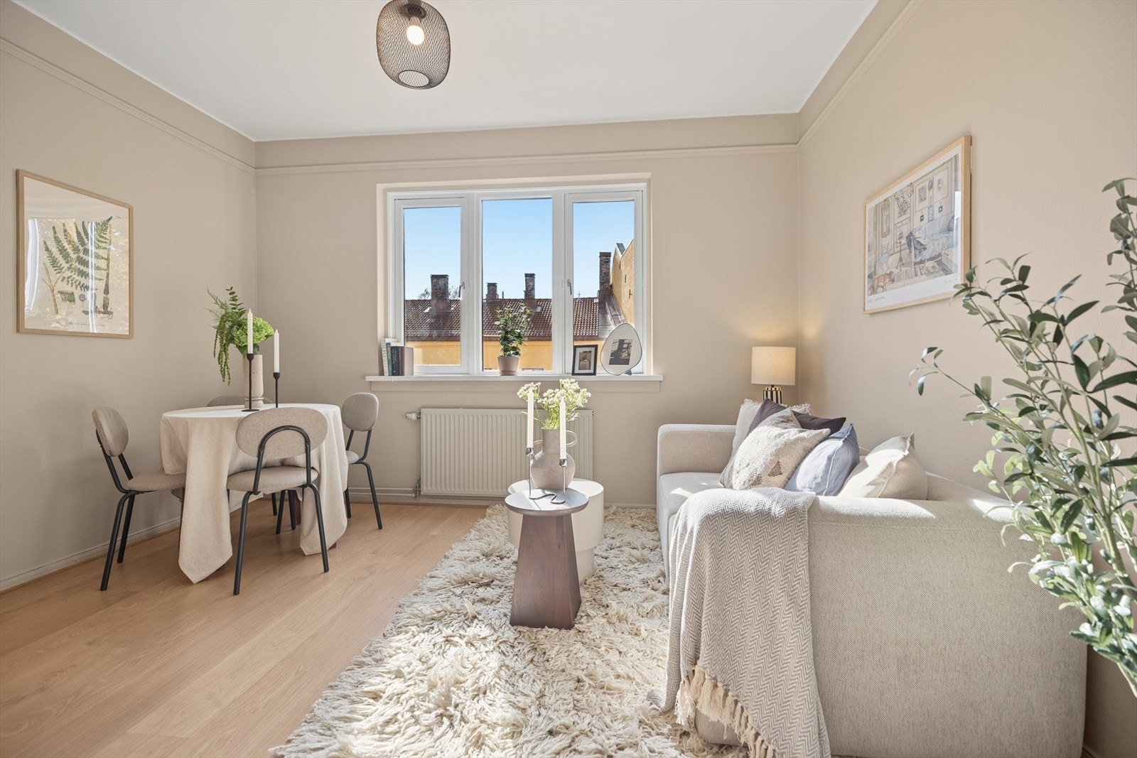 Stuen er kledd i lyse farger og har stort lysinnslipp fra store vinduer. Galleribilde