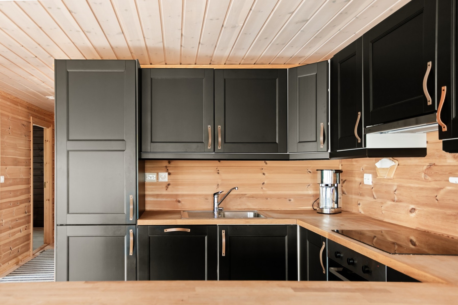 Romslig kjøkken med mange over- og underskaper. Galleribilde