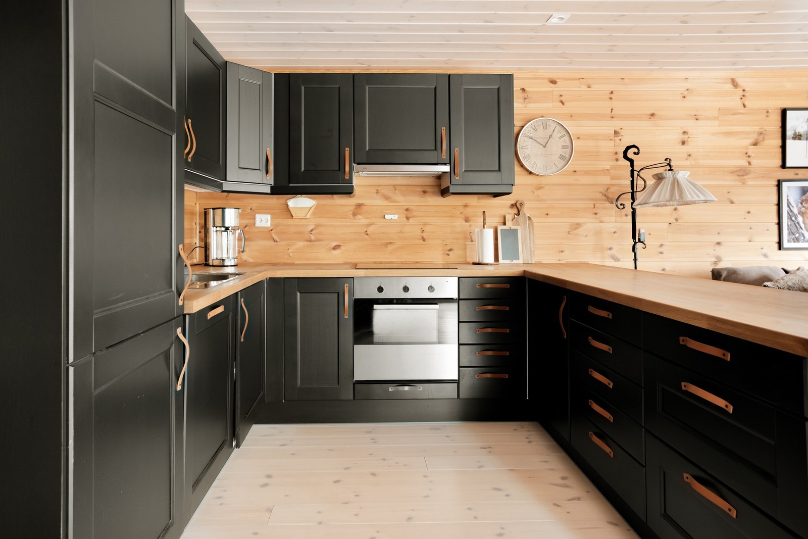 Hytta fremstår moderne og er innflytningsklar. Galleribilde