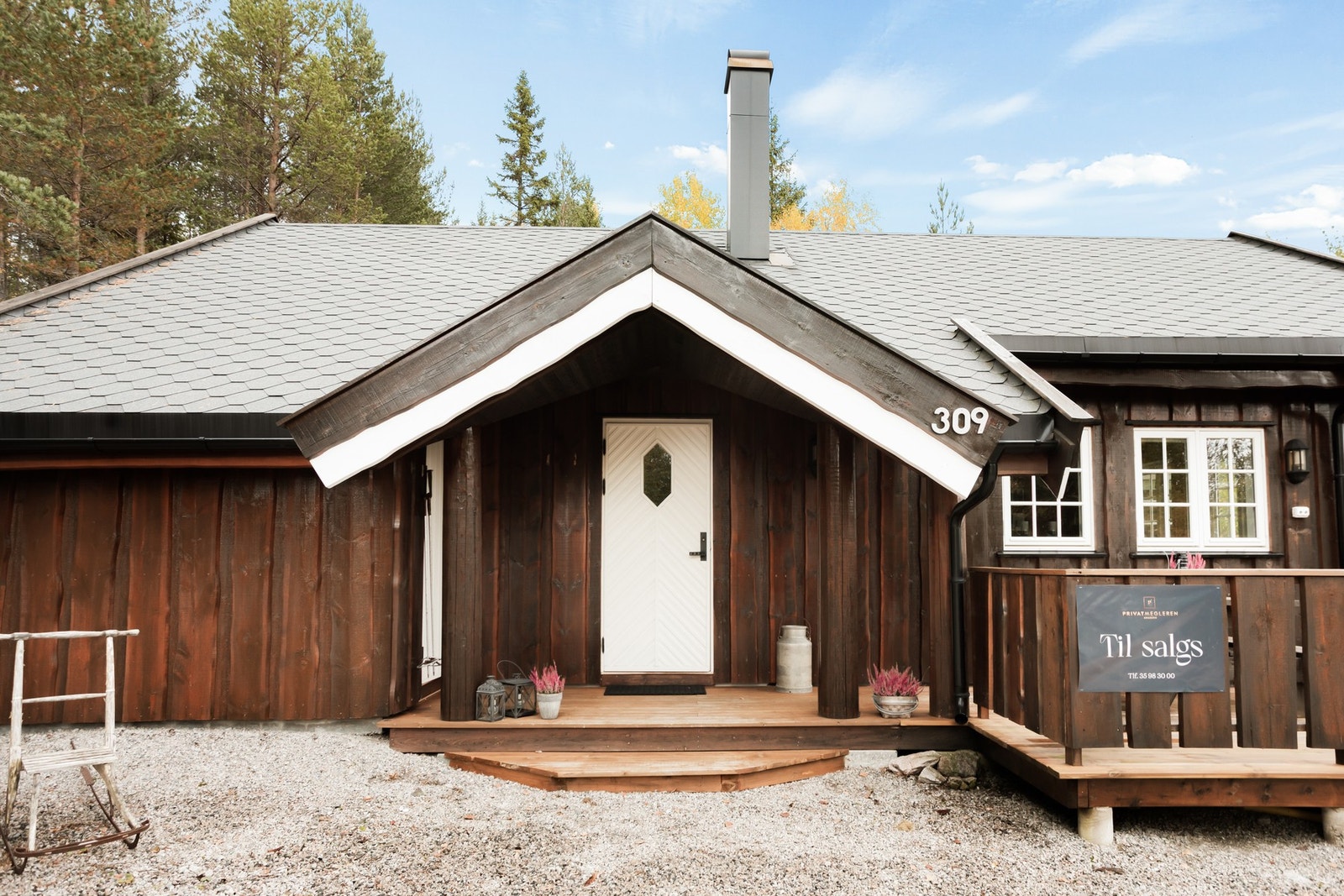 Takoverbygg over inngangspartiet. Galleribilde