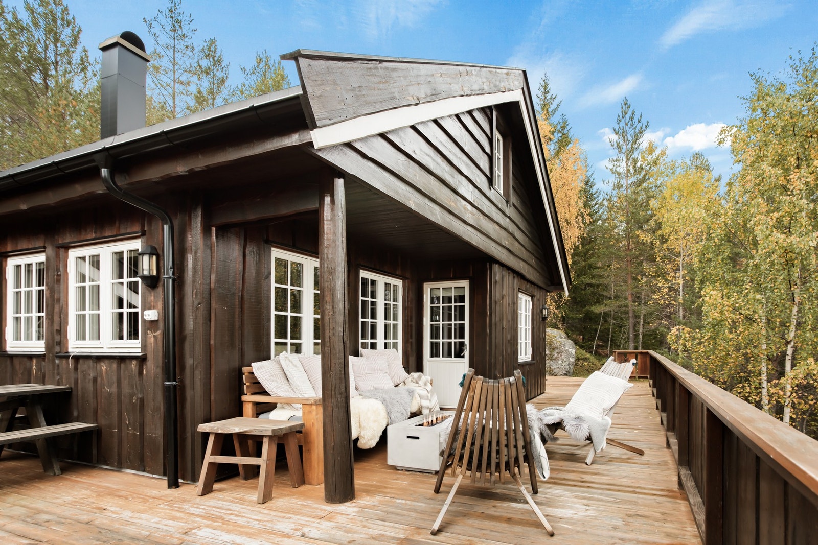 Stor terrasse rundt hele hytta. Galleribilde