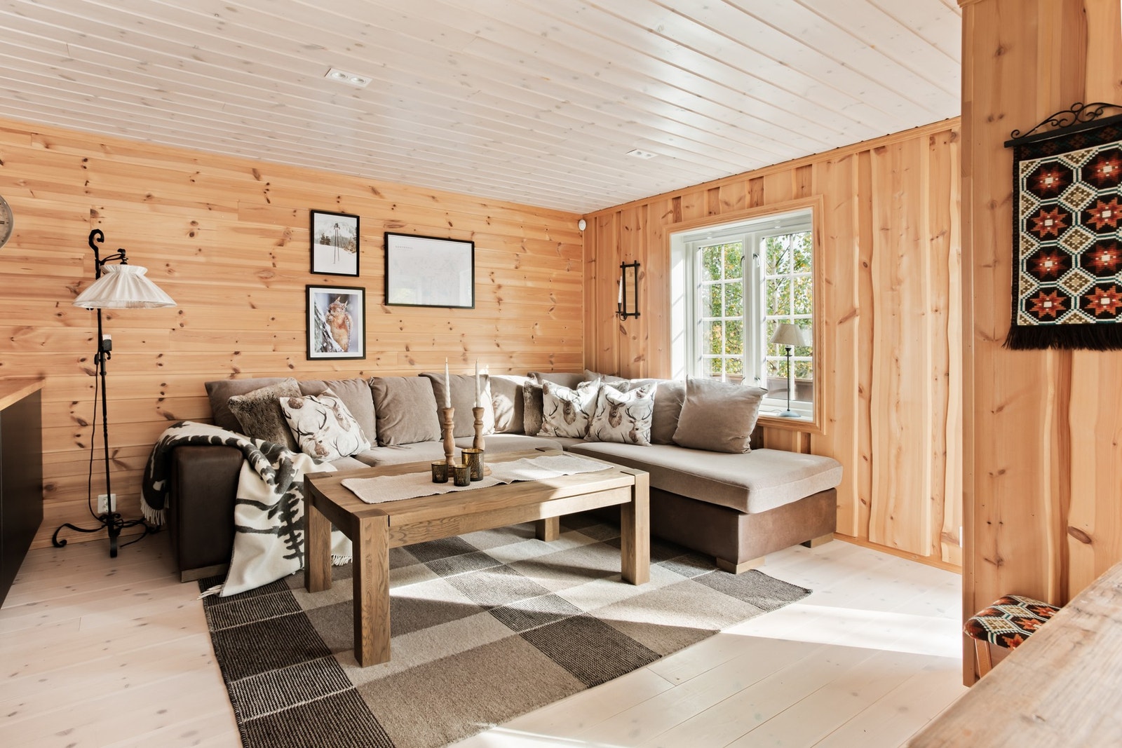 Romslig stue med god plass til ønskelig møblement. Galleribilde