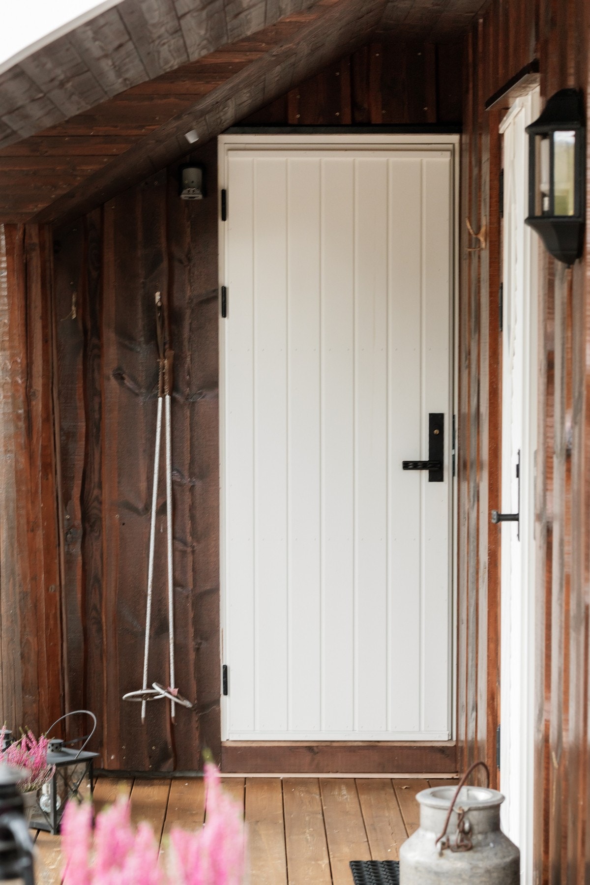 Praktisk utebod som gir nyttig oppbevaring av skiutstyr m.m. Galleribilde