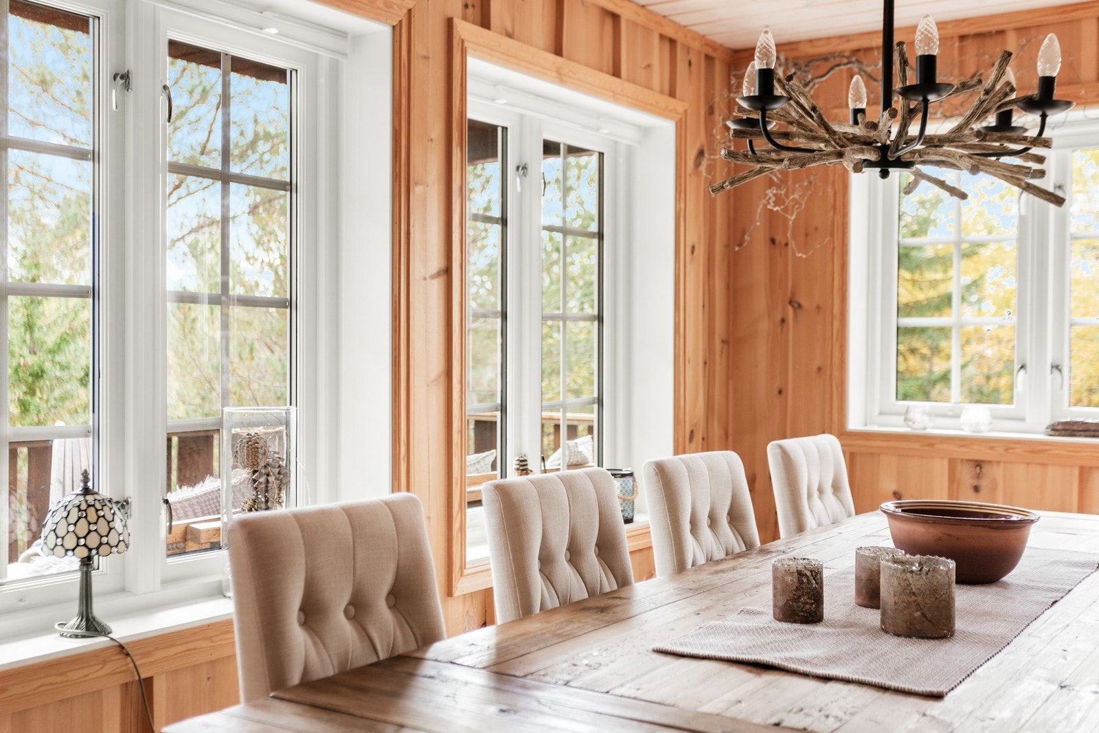 Store vindusflater som gir god naturlig belysning. Galleribilde