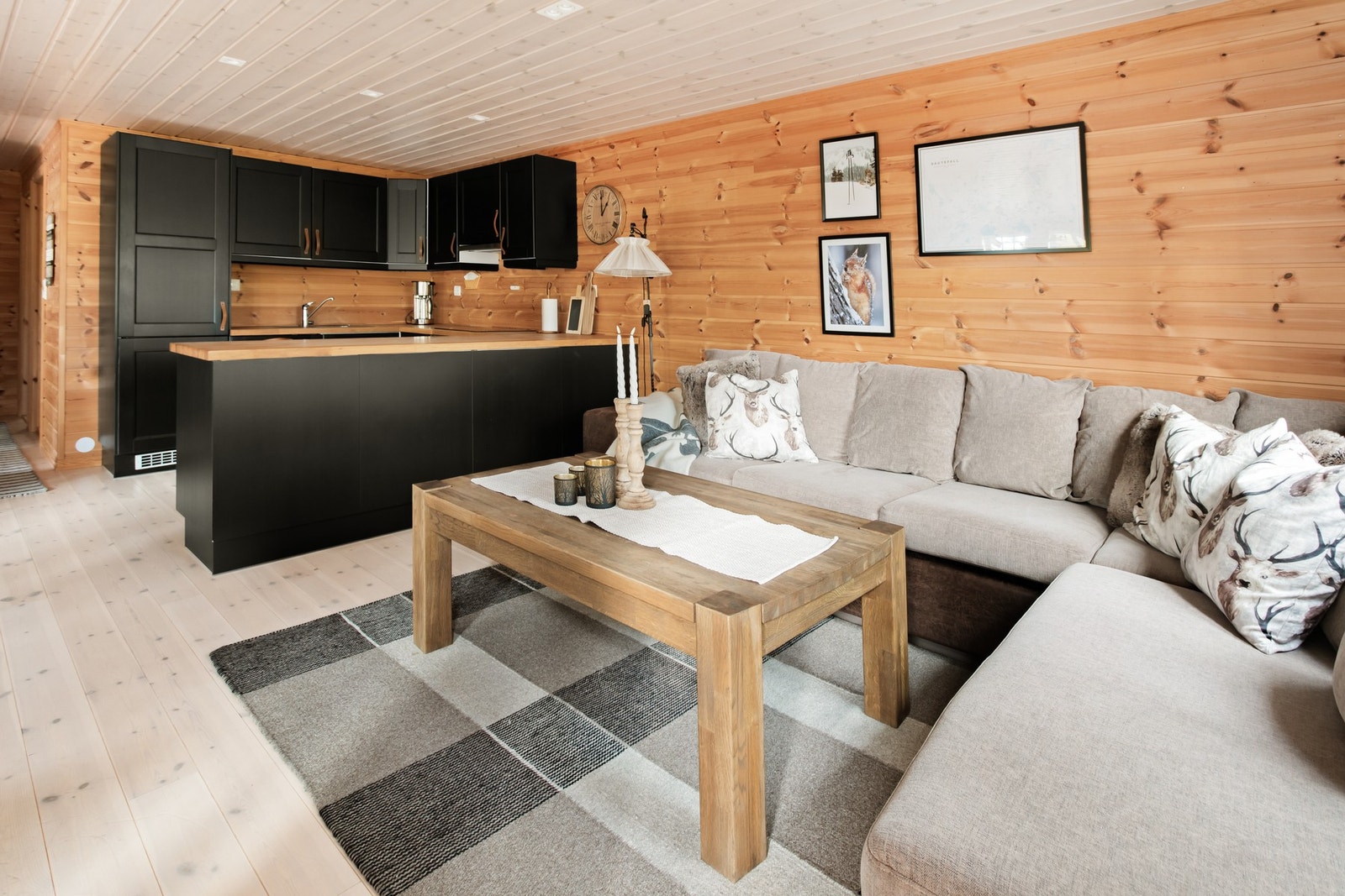 Stue/kjøkken i åpen løsning. Galleribilde