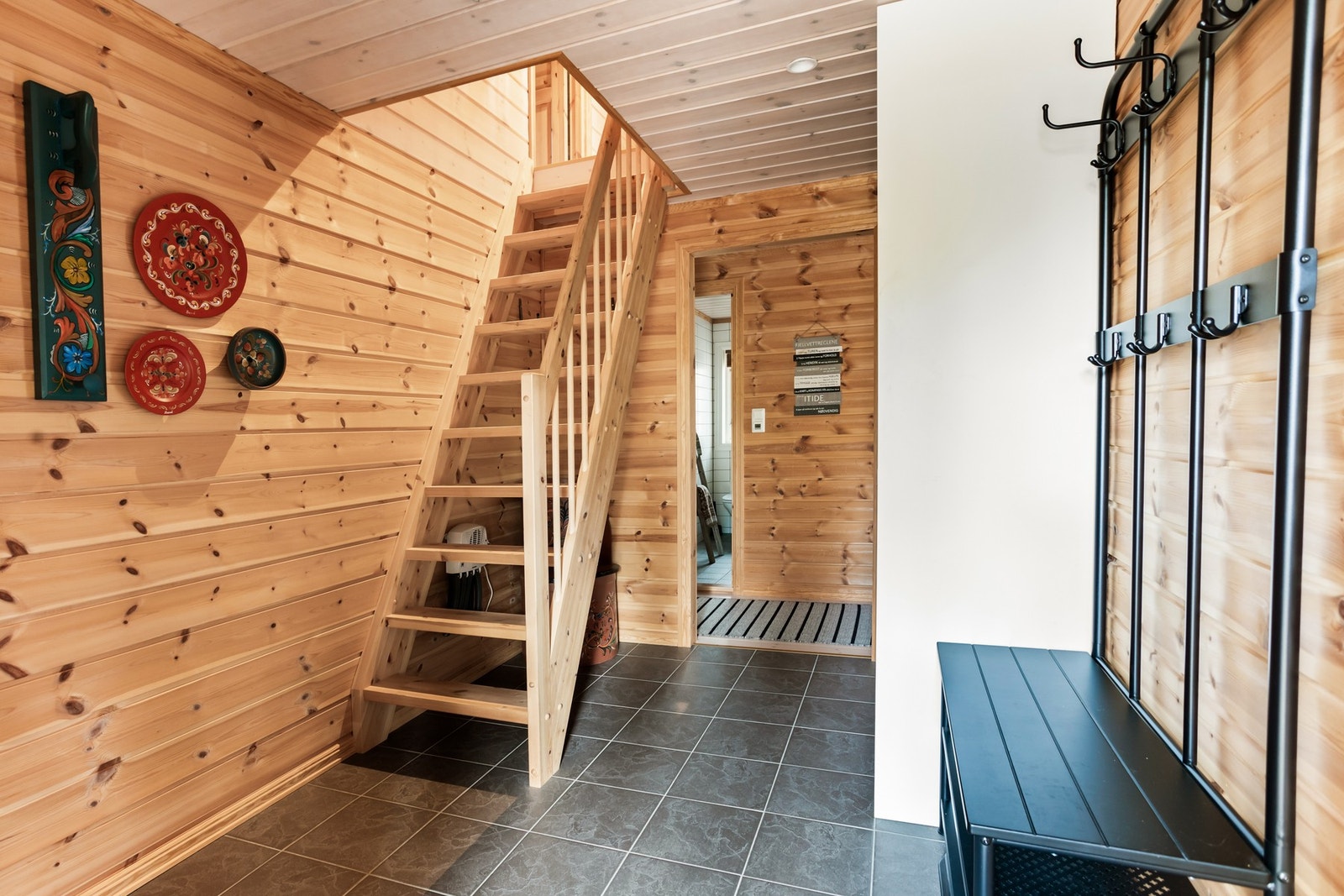 Romslig gang med elektrisk gulvvarme i gulvet. Galleribilde