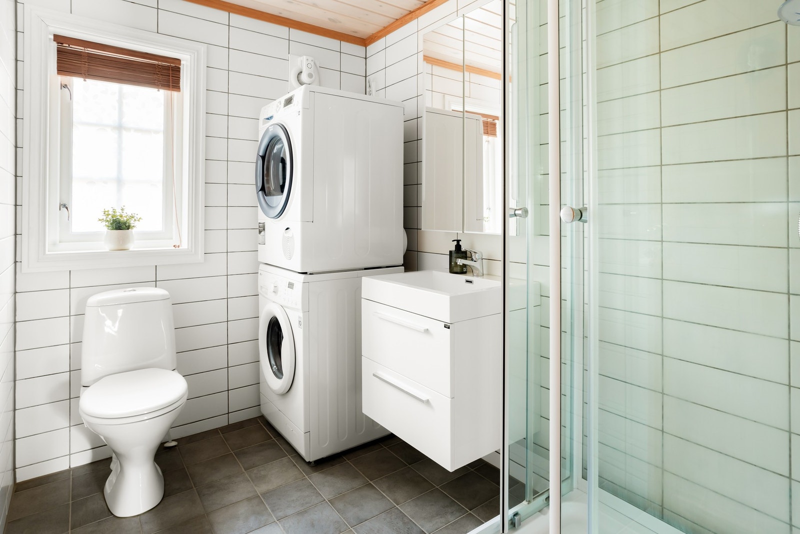 Badet er utstyrt med toalett, dusjkabinett, servant m/innredning og vaskemaskin og tørketrommel. Galleribilde