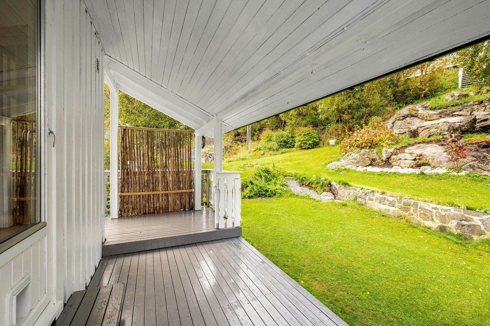 Fra terrassen er det enkel adkomst til hagens baksiden.. Galleribilde