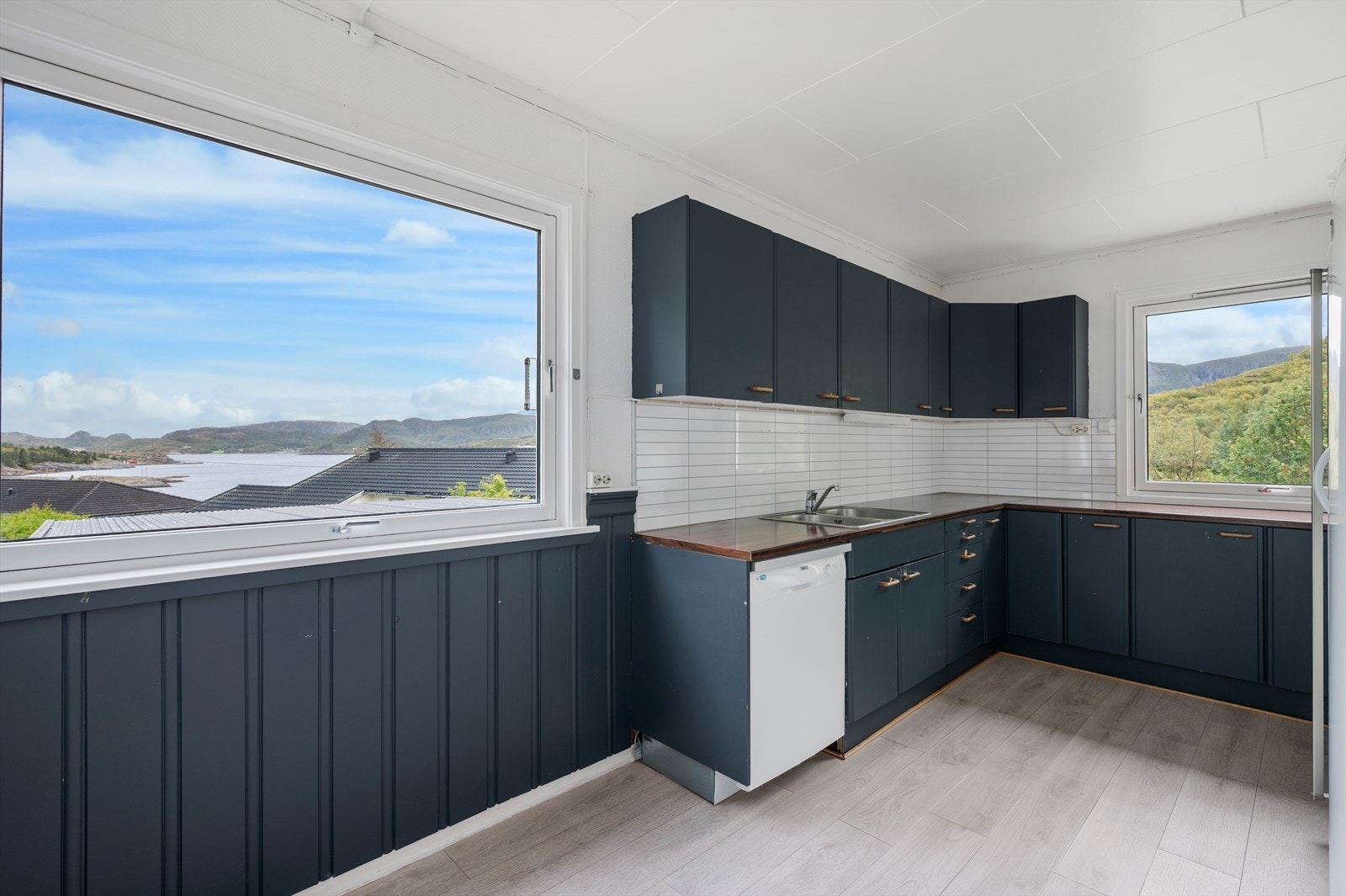 Kjøkkenet på 13 m² har store vindusflater med nydelig utsikt og rikelig med naturiglysinnslipp. Galleribilde