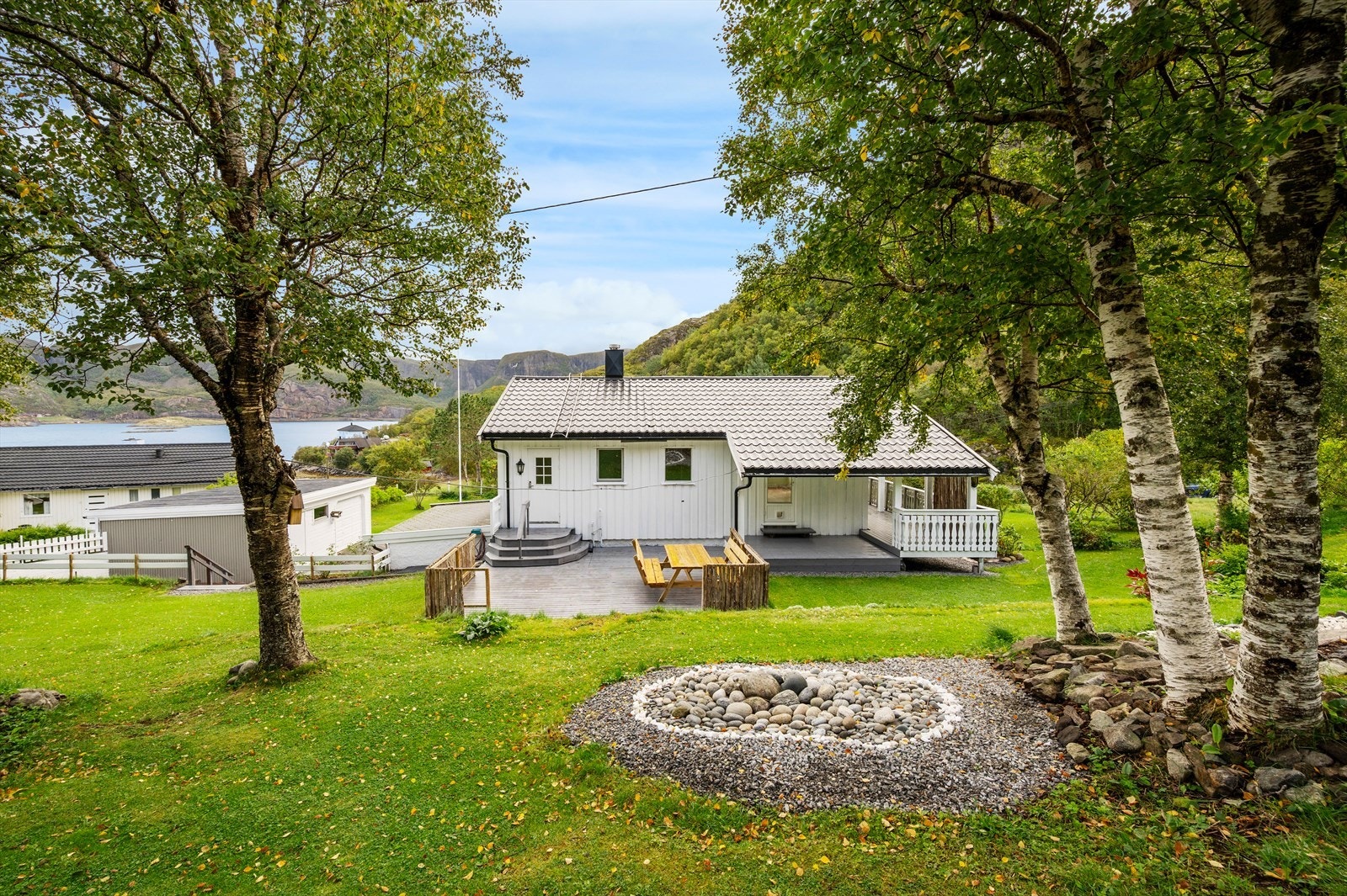 Boligen ligger i et rolig boligområdet på Roan. Galleribilde