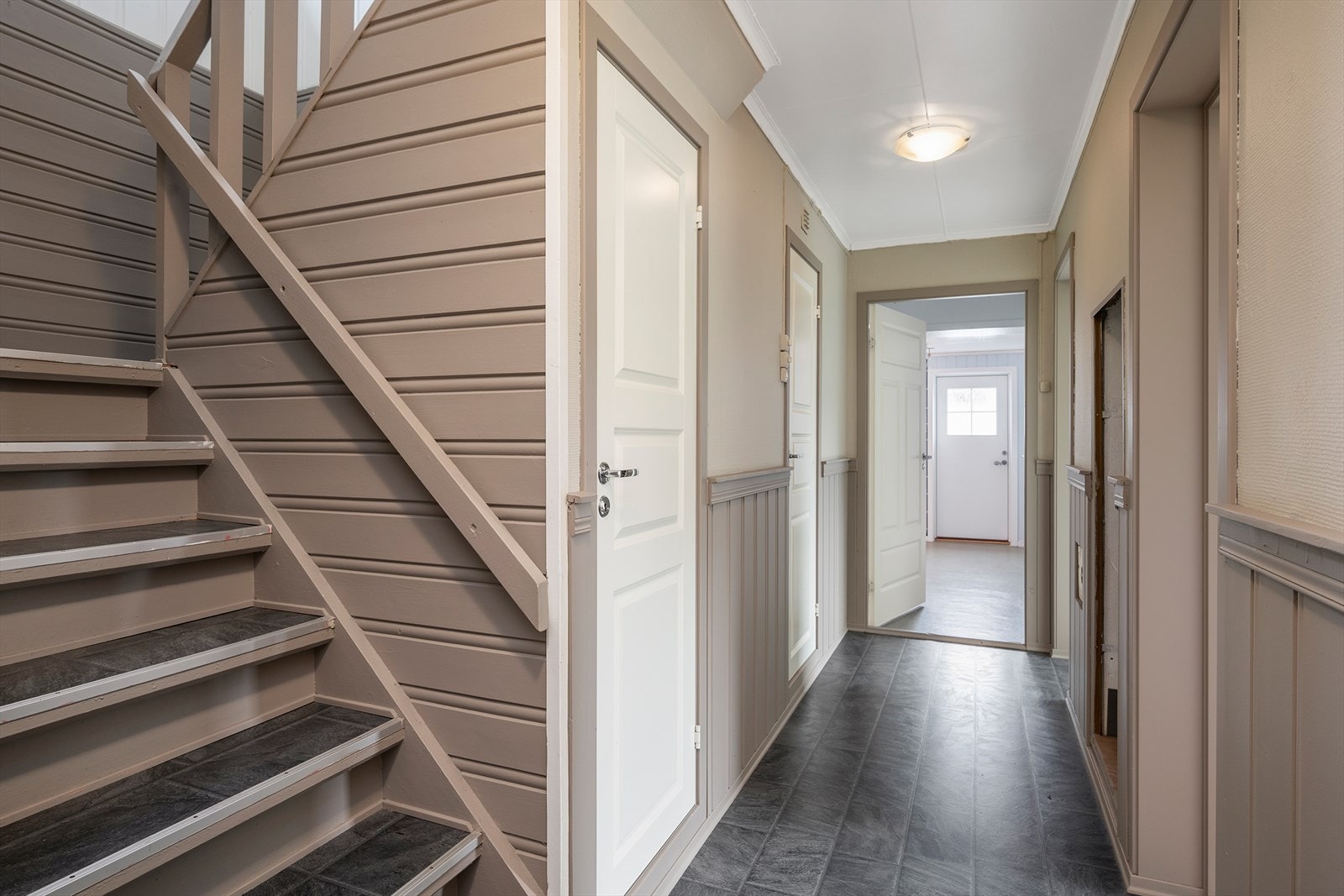 Gangen i underetasjen virker som knutepunktet for både entre, og alle soverom. Gangen strekker seg over 10,5m². Galleribilde