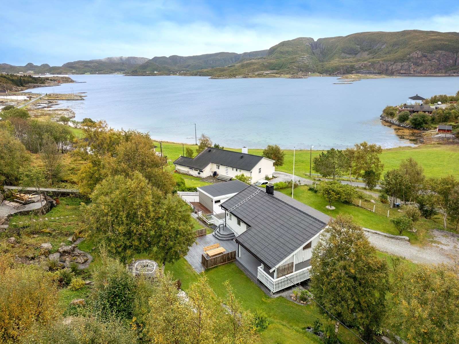 Området er omgitt av natur og gir gode muligheter for friluftsliv, samtidig som det finnes idrettsanlegg og aktivitetstilbud i nærområdet som skaper et aktivt lokalmiljø. Galleribilde