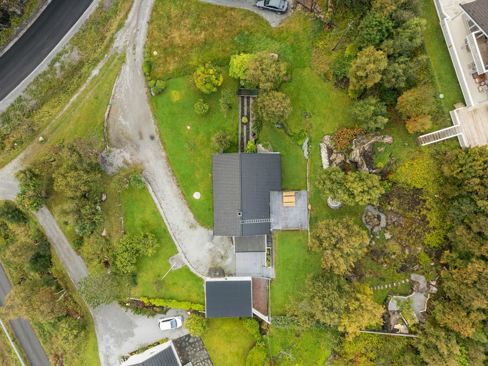 Boligen har en meget stor og opparbeidet tomt på 1 503,2m² med masse grønt hageområdet. Galleribilde