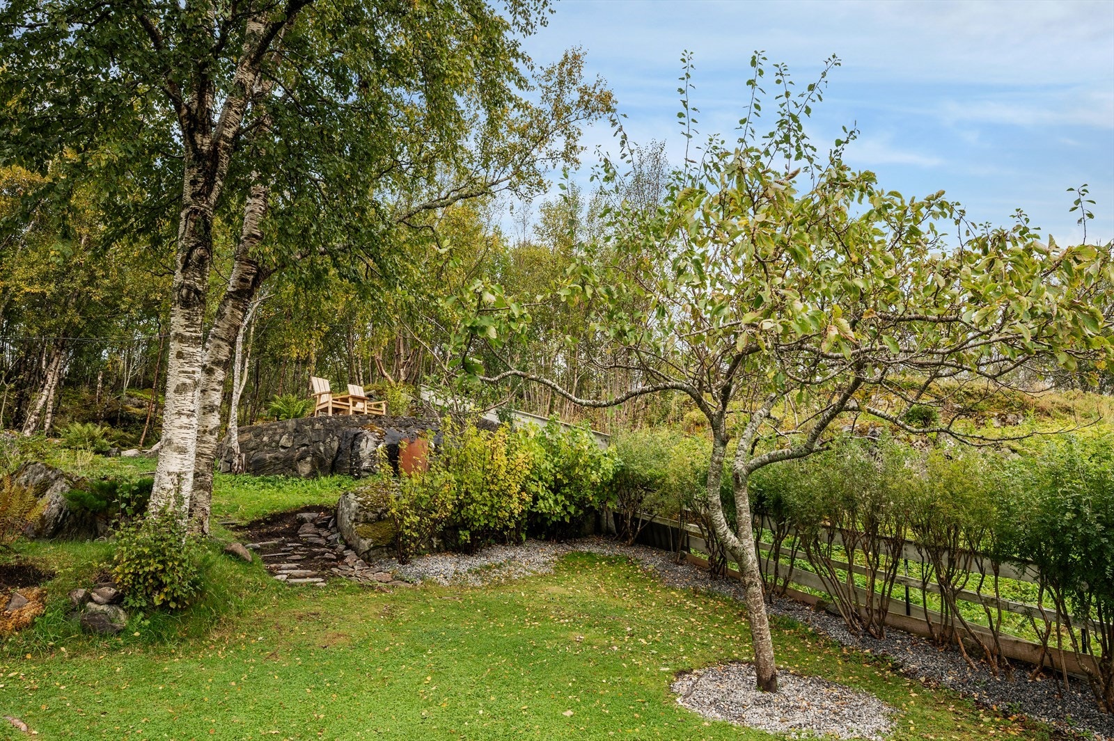 Boligen ligger i et trivelig nabolag som kan være attraktivt for familier, så vel som for dem som ønsker å bo i nærheten av naturen. Galleribilde