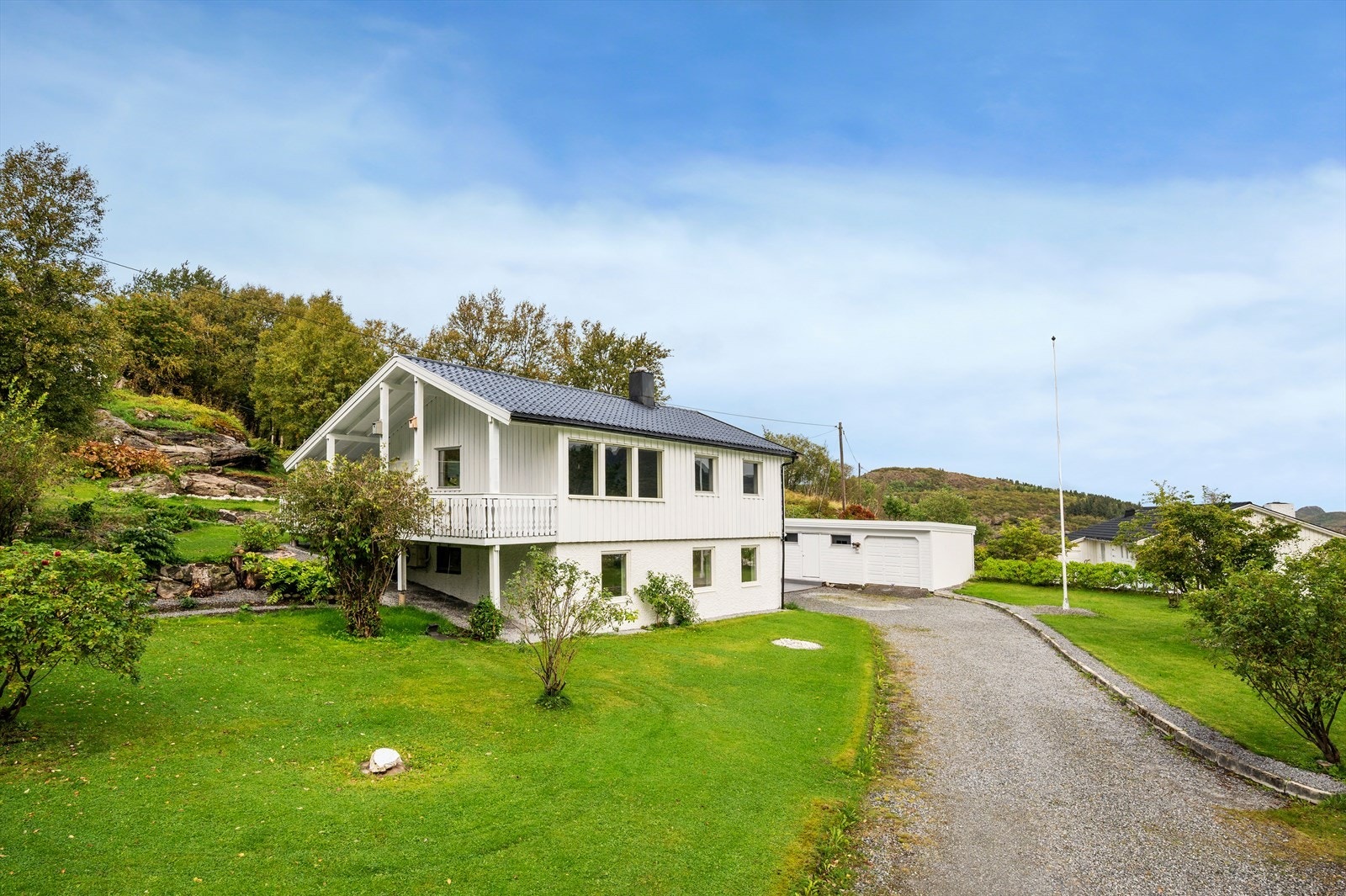 En flott og stor enebolig fra 1971 med en rekke gode kvaliteter. Galleribilde