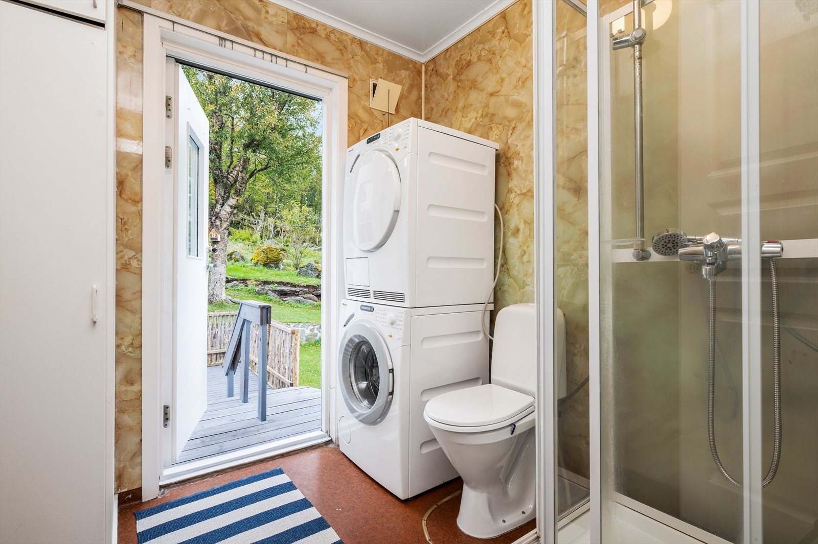 Bad nummer 1 på 4,5m² og er utstyrt med dusjkabinett, naturlig avtrekk, opplegg for vaskemaskin og wc. Galleribilde