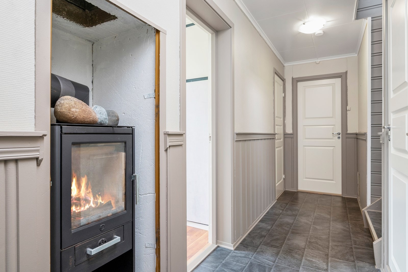 Boligen varmes opp via elektrisitet, varmepumpe og vedfyring for et behagelig inneklima. Galleribilde