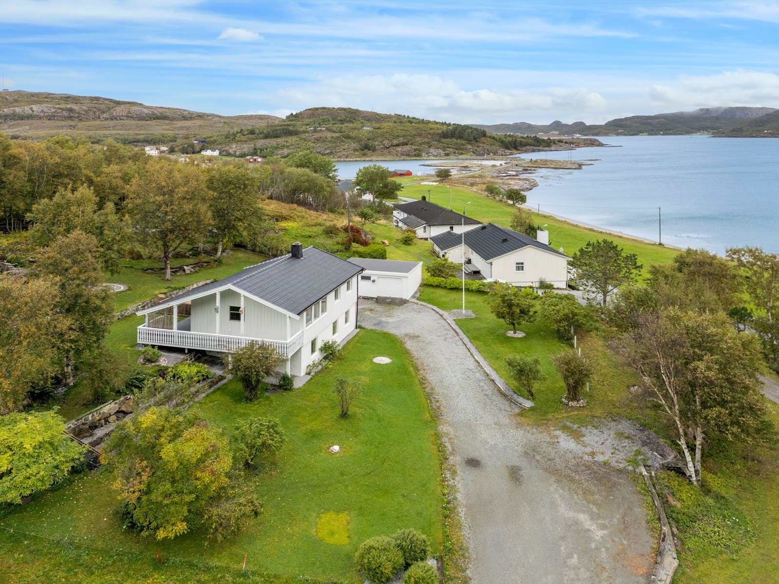 Området har kort vei til både kollektivtransport og dagligvarebutikk, noe som gjør det praktisk i hverdagen selv om det ligger utenfor tettbygde strøk. For barnefamilier finnes det barnehager og skoler i rimelig avstand. Galleribilde