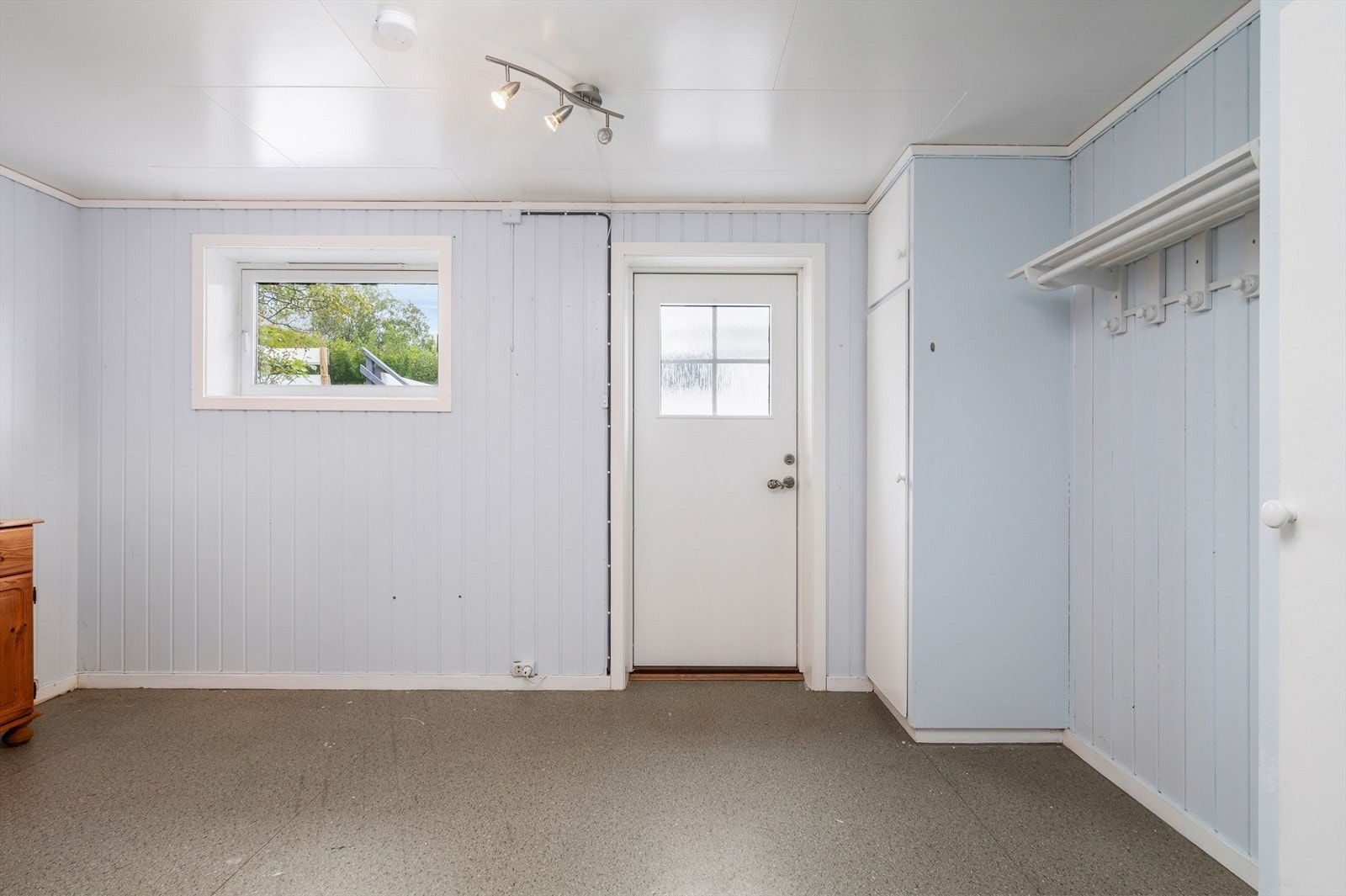 Romslig entre på 13,5m² med god oppbevaringsmuligheter. Galleribilde