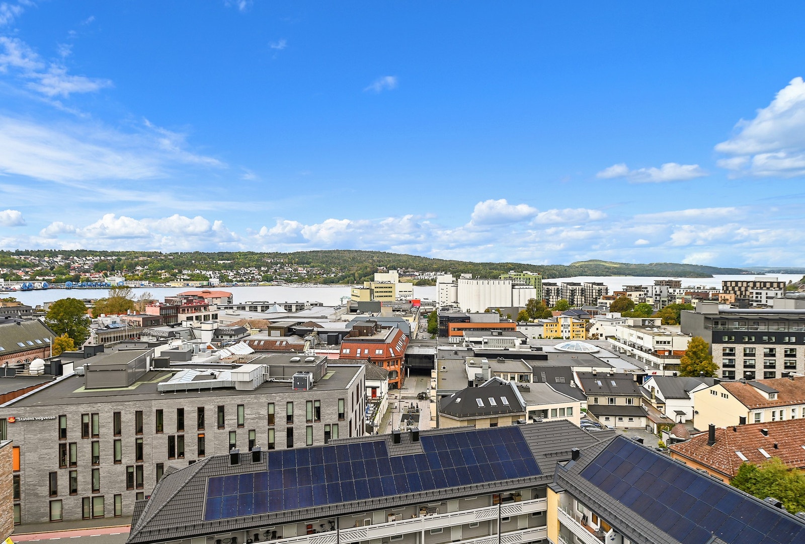 Fra leiligheten har du flott utsikt mot sentrum, som ligger bare en kort
spasertur unna. Galleribilde