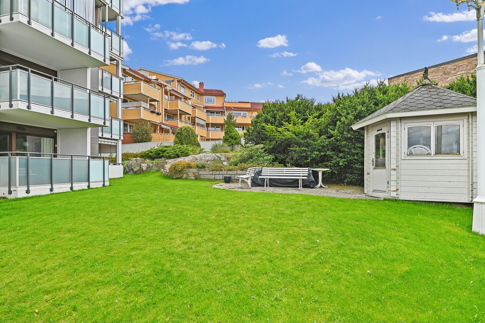 Sameiet har en velstelt felles hage med plen, sittegruppe og lysthus. Galleribilde