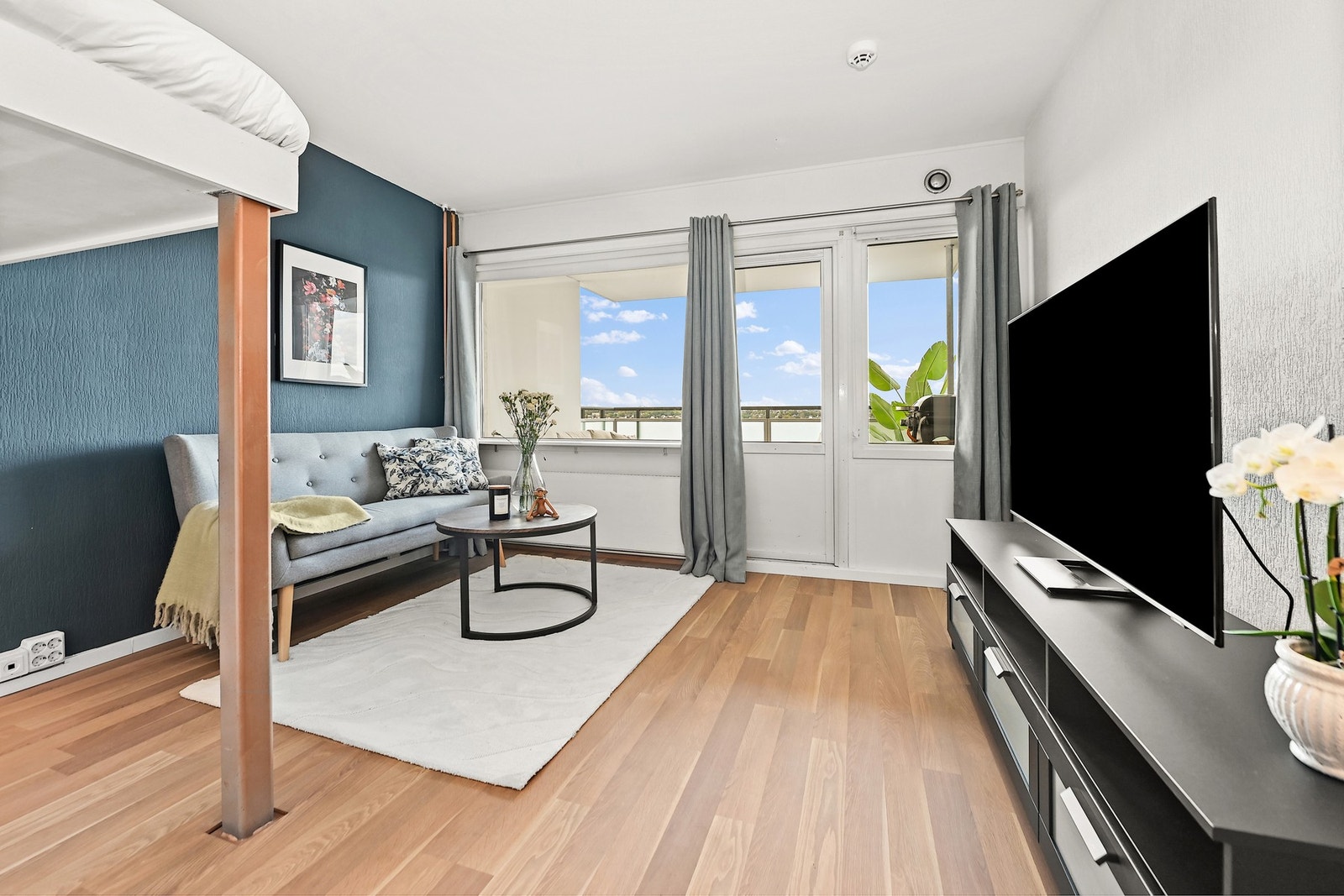 Stuen har en rektangulær utforming med plass til sofa og øvrig møblering. Galleribilde