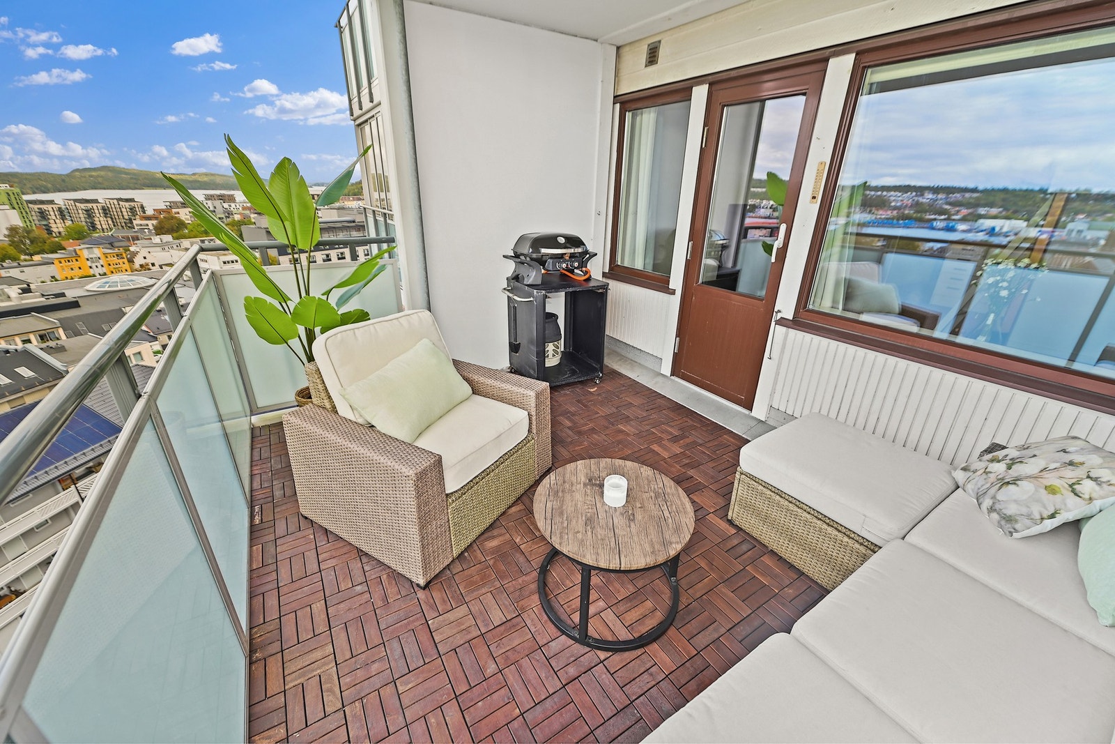 Balkongen er et perfekt sted for avslappende stunder i solen, med god
plass til sittegruppe og grill. Galleribilde