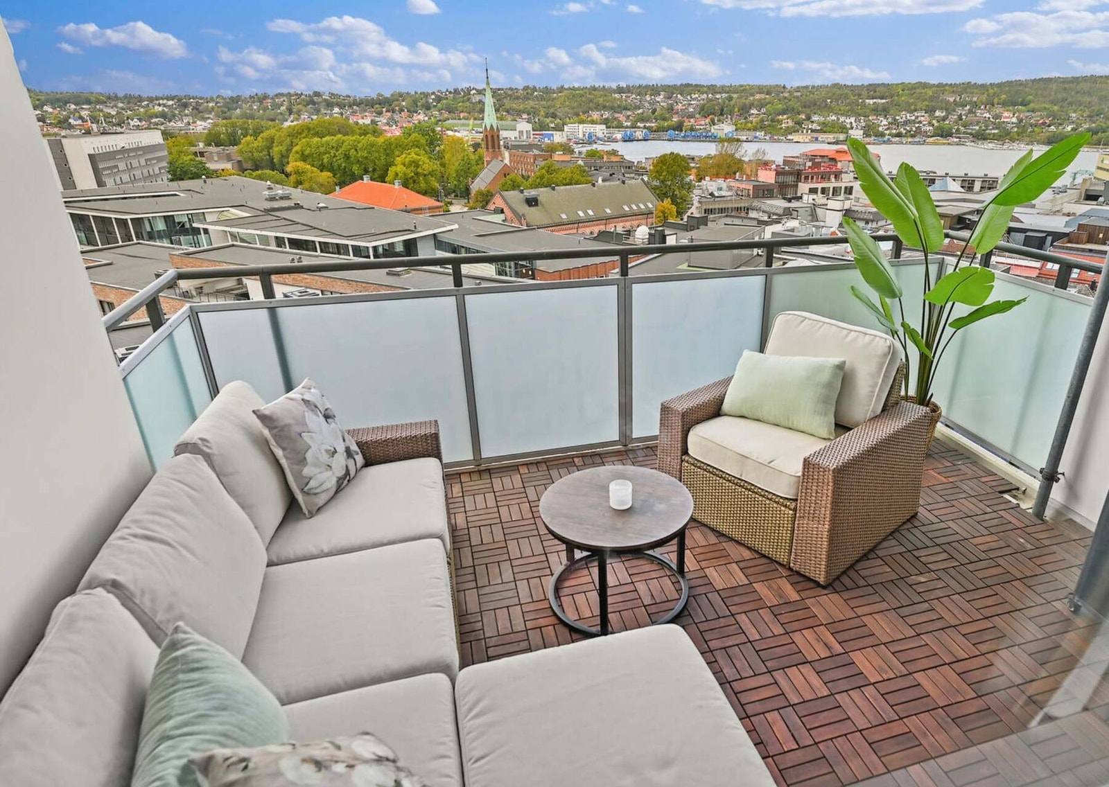 Fra stuen er utgang til en solrik, vestvendt balkong på hele 10 m2. Her kan du nyte både ettermiddagssolen og den flotte, åpne utsikten - helt uten innsyn. Galleribilde