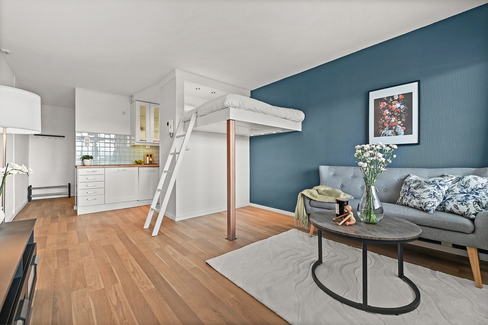 I stuen er det "hems" via en stige, som benyttes til soveplass. Galleribilde