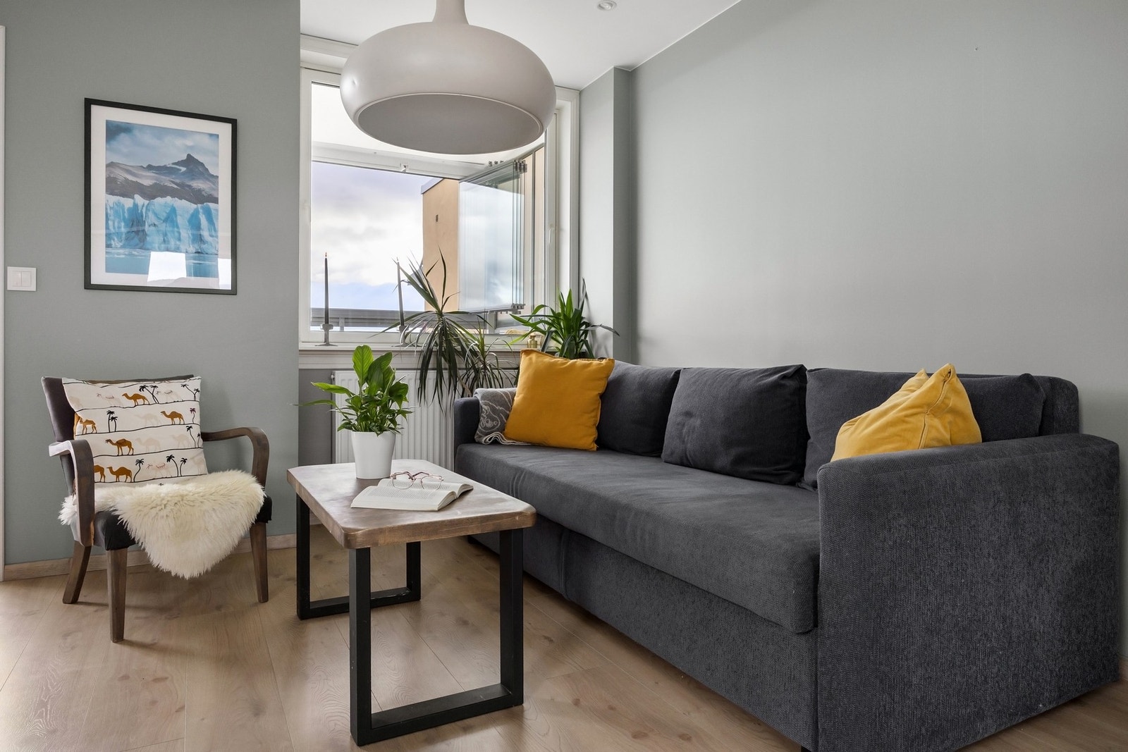 Gulvet er belagt med laminat, mens vegger og himling har sparklet og malte overflater som gir et moderne og tidløst uttrykk. Galleribilde